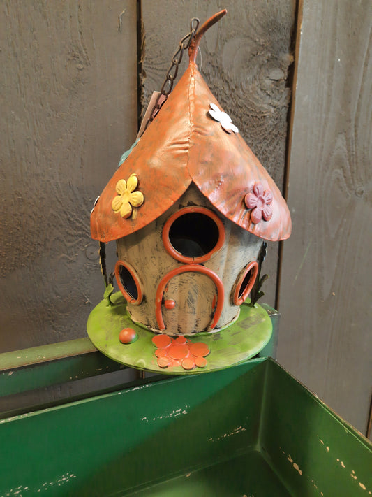 Märchenhaftes Vogelhäuschen aus Metall - Wetterfest & Dekorativ für Garten