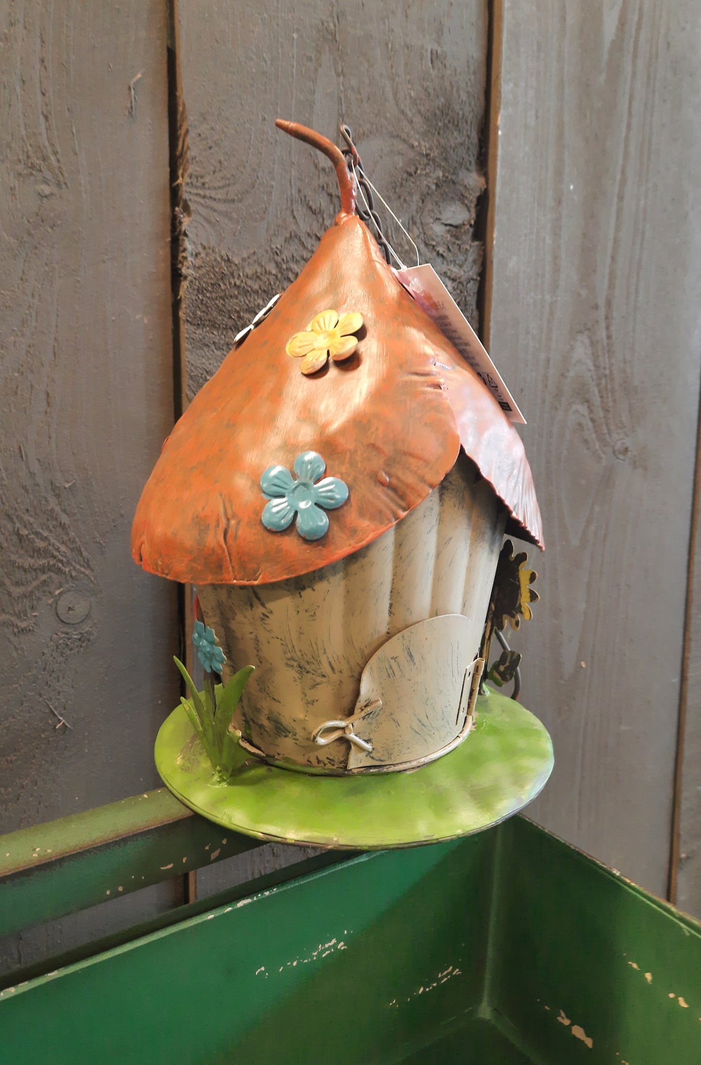 Märchenhaftes Vogelhäuschen aus Metall - Wetterfest & Dekorativ für Garten