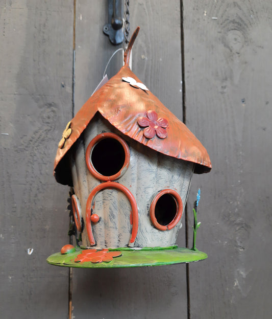 Märchenhaftes Vogelhäuschen aus Metall - Wetterfest & Dekorativ für Garten
