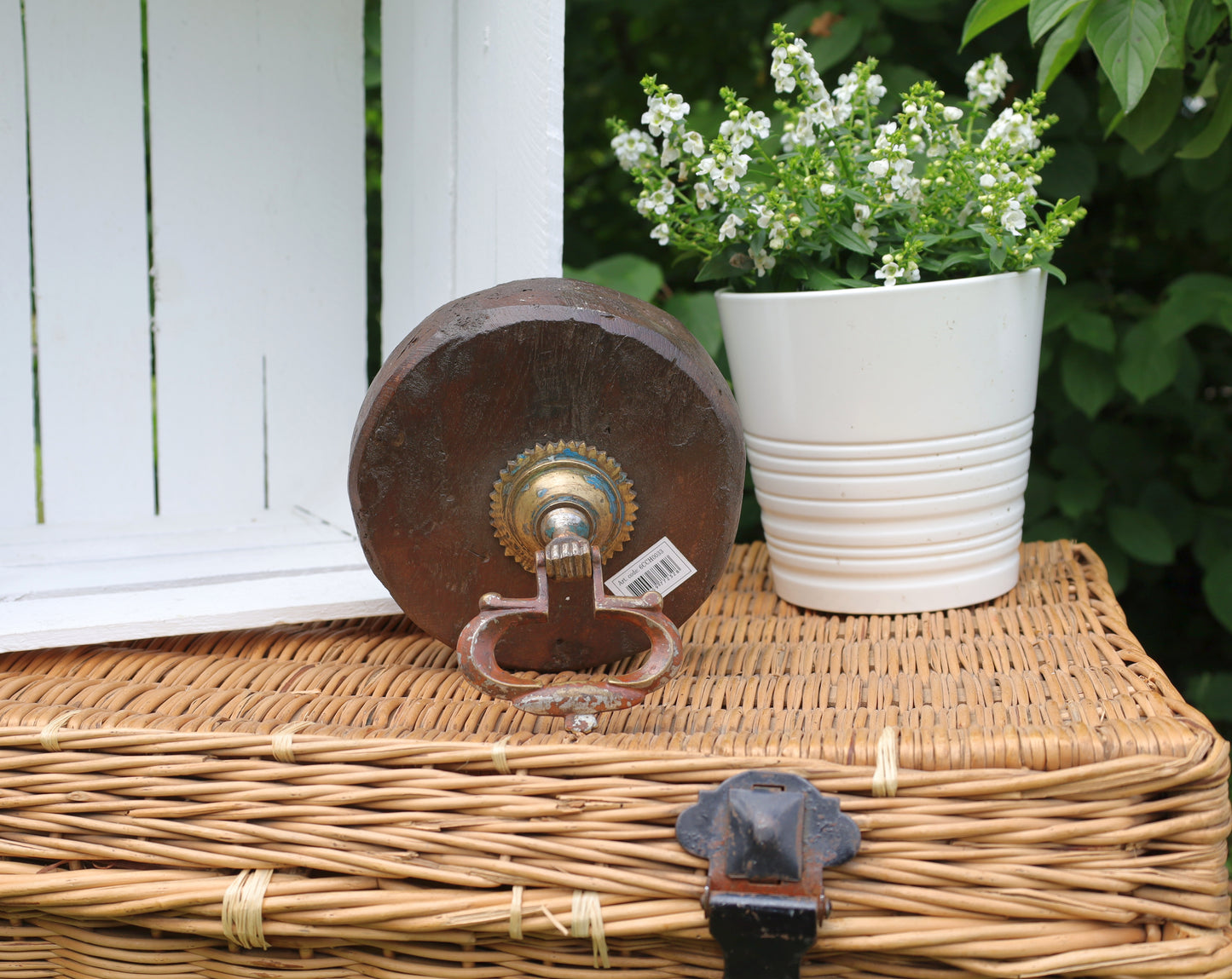 Türstopper aus Altholz mit Messinggriff