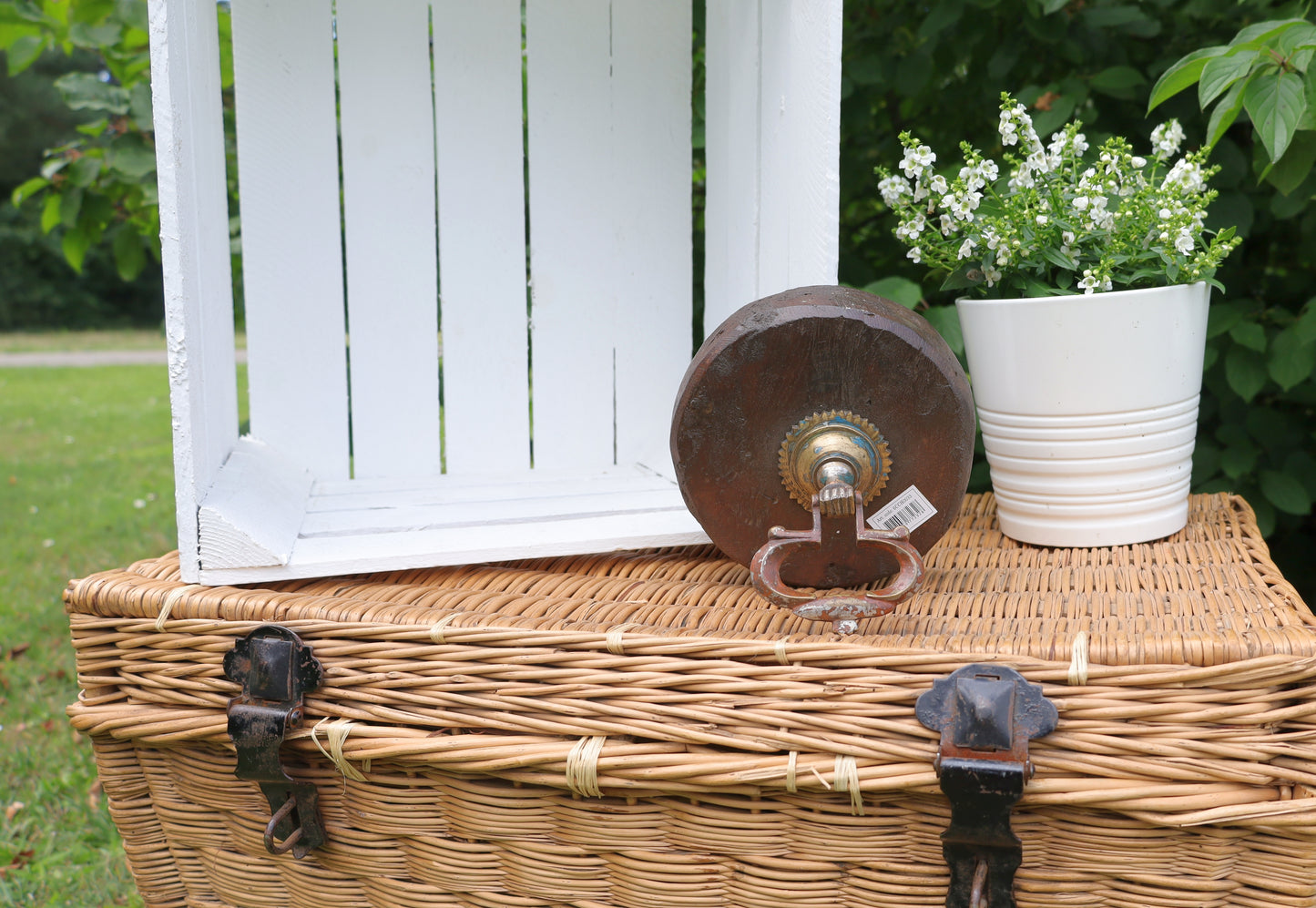 Türstopper aus Altholz mit Messinggriff