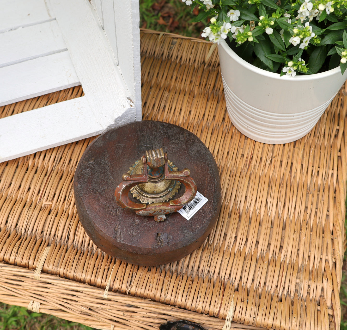 Türstopper aus Altholz mit Messinggriff