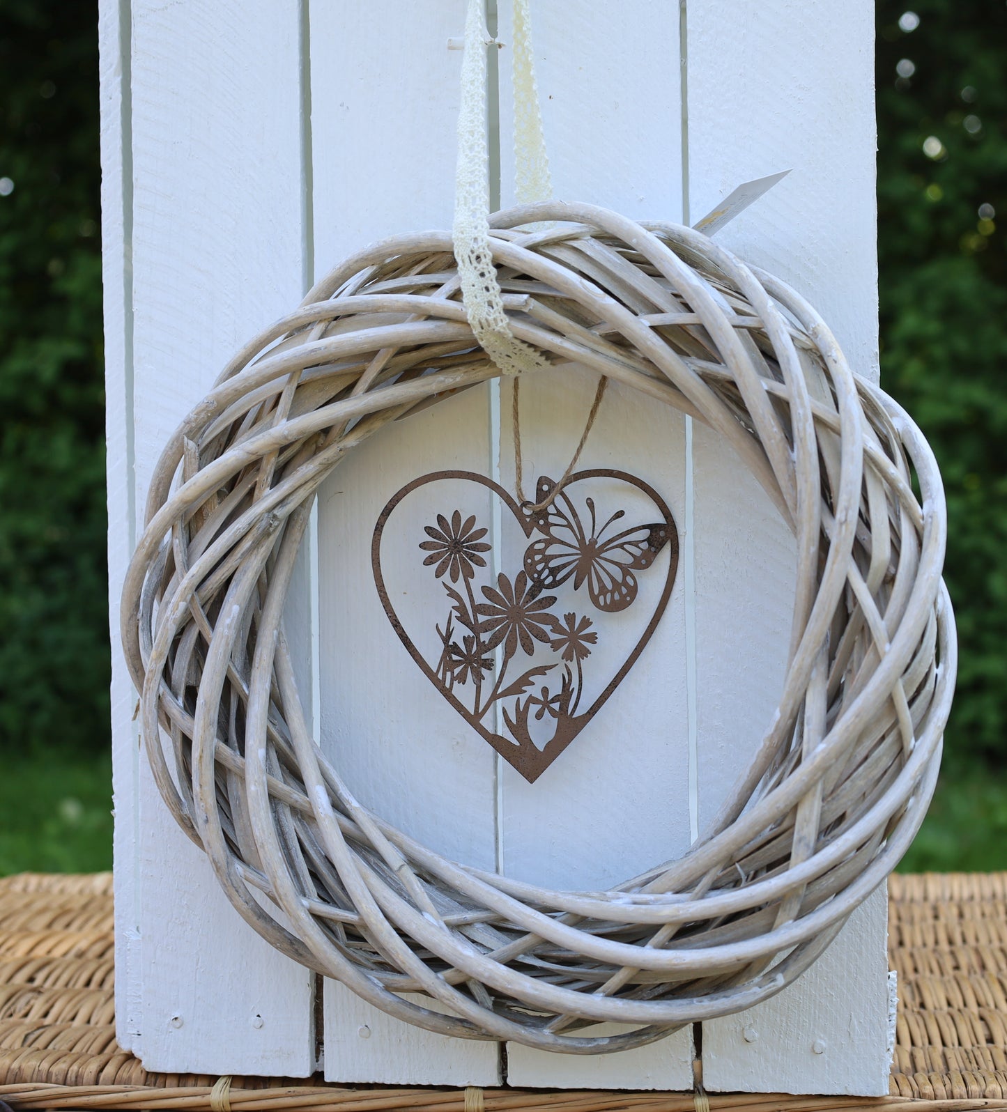 Herz-Anhänger Edelrost mit Schmetterling und Blumen - Deko Landhausstil