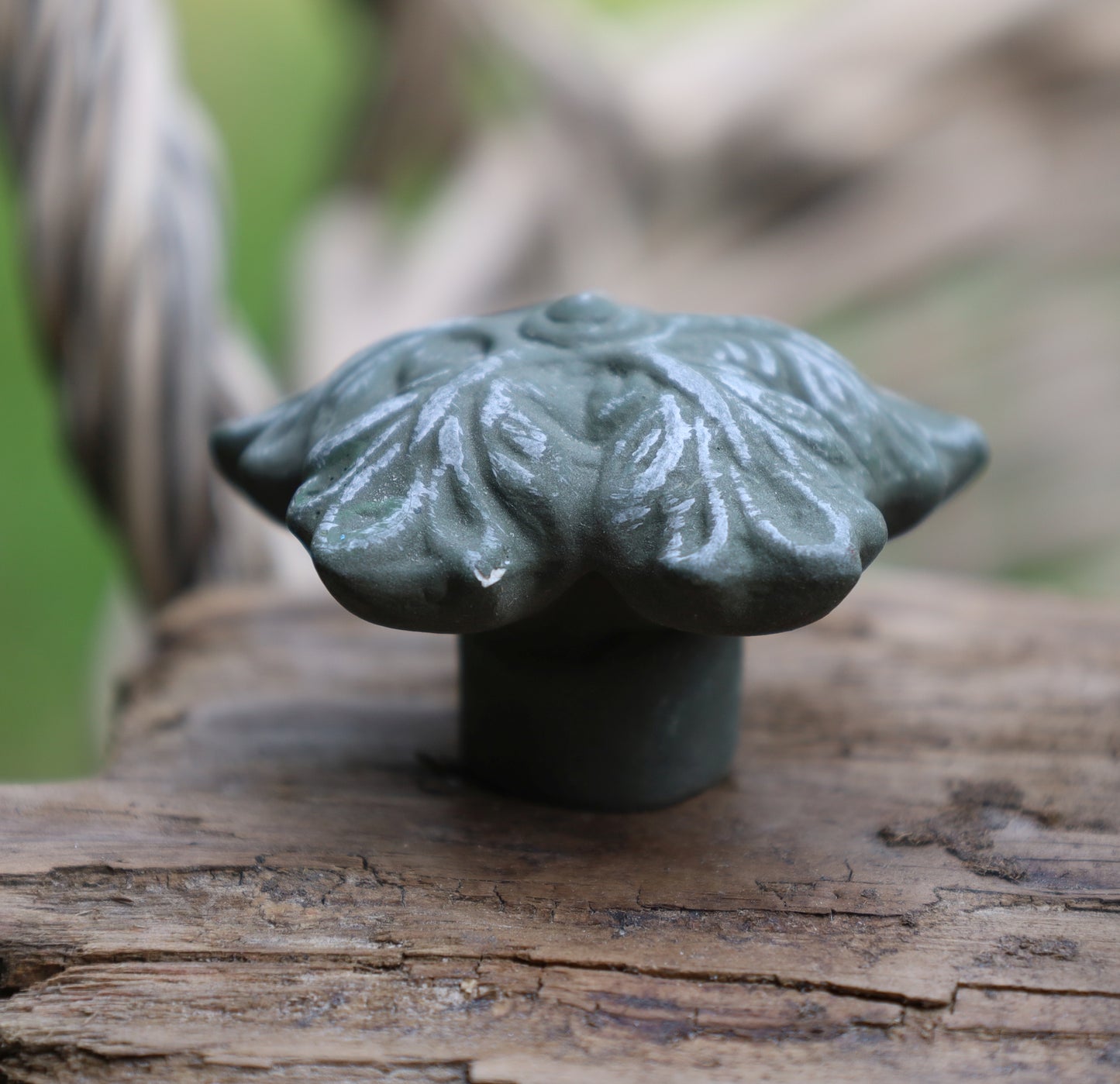 Grüner Möbelknauf Blatt - Keramik Möbelgriff Shabby Chic Landhausstil
