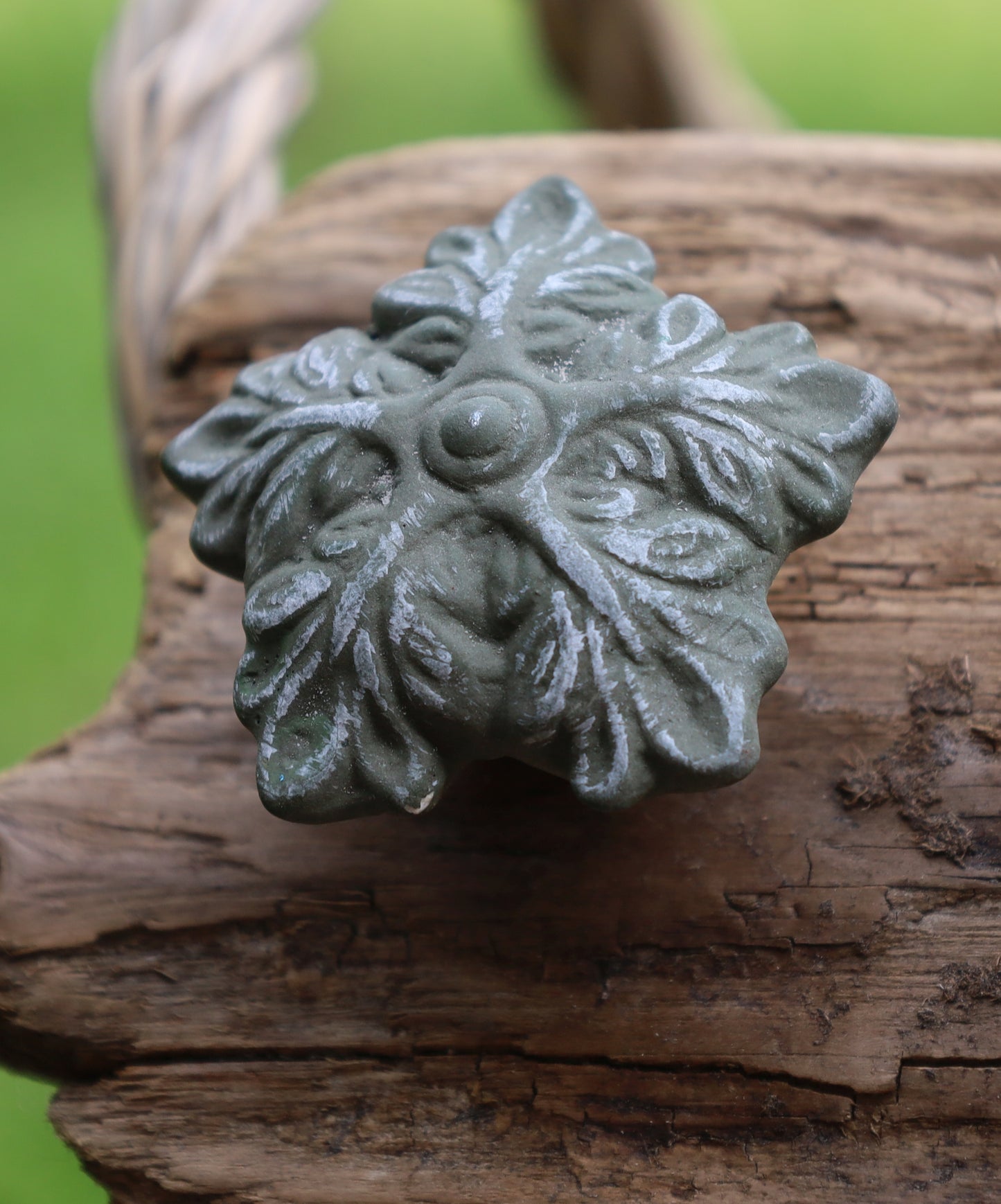 Grüner Möbelknauf Blatt - Keramik Möbelgriff Shabby Chic Landhausstil