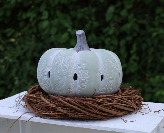 Kürbis-Figur Steinguss Grün - Herbstdeko mit Lichterkette