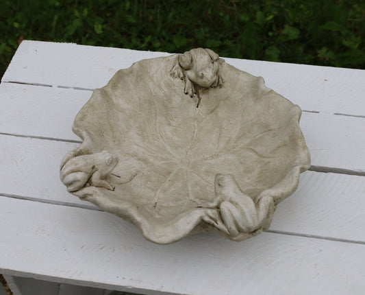 Vogeltränke / Insekten-Tränke aus Steinguss im Landhausstil