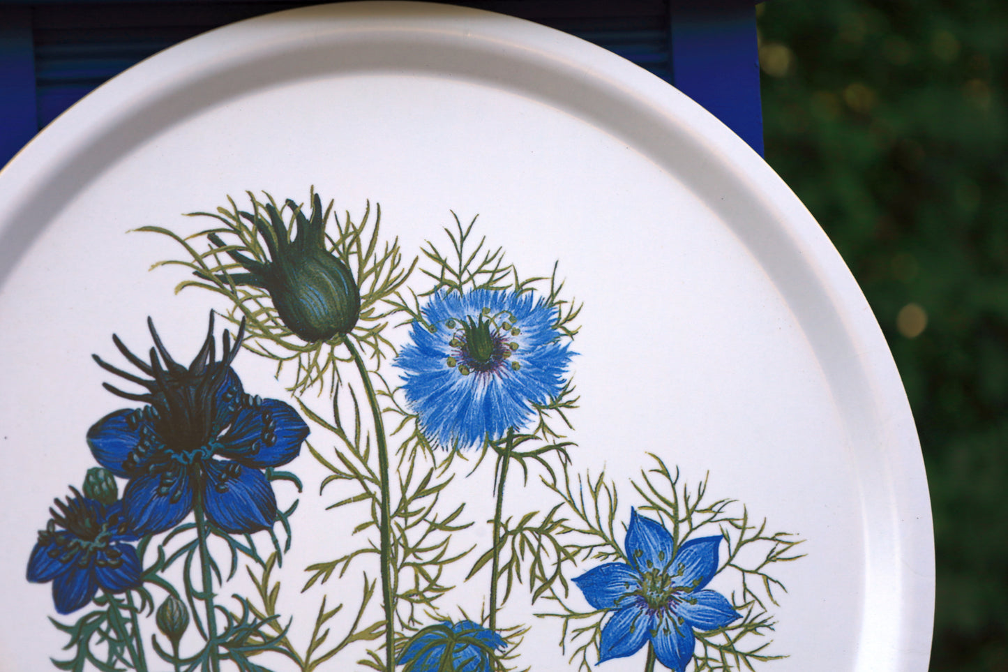 Rundes Holztablett mit Blumenmotiven - Koustrup & Co Dekotablett Blau-Weiß