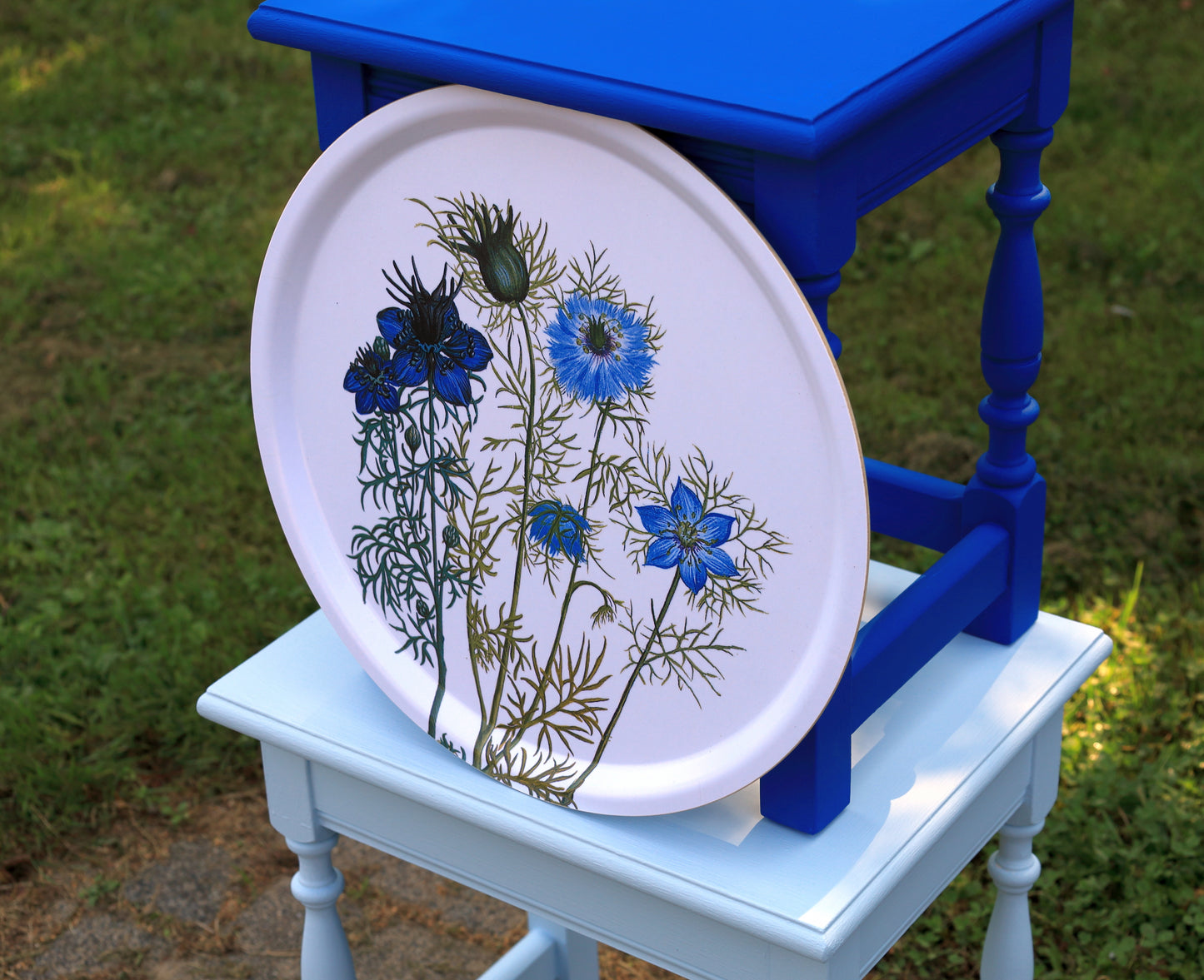 Rundes Holztablett mit Blumenmotiven - Koustrup & Co Dekotablett Blau-Weiß