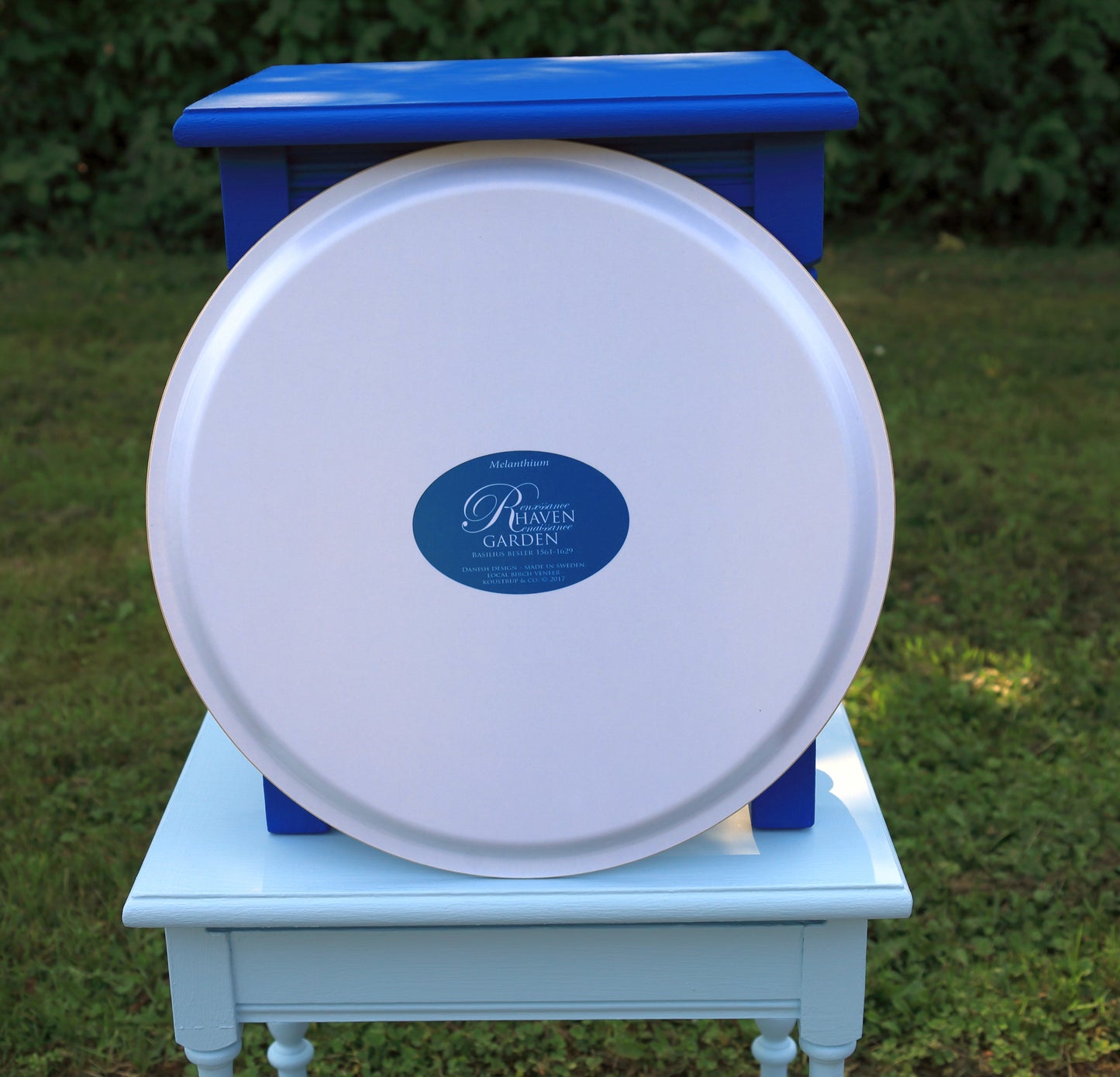 Rundes Holztablett mit Blumenmotiven - Koustrup & Co Dekotablett Blau-Weiß