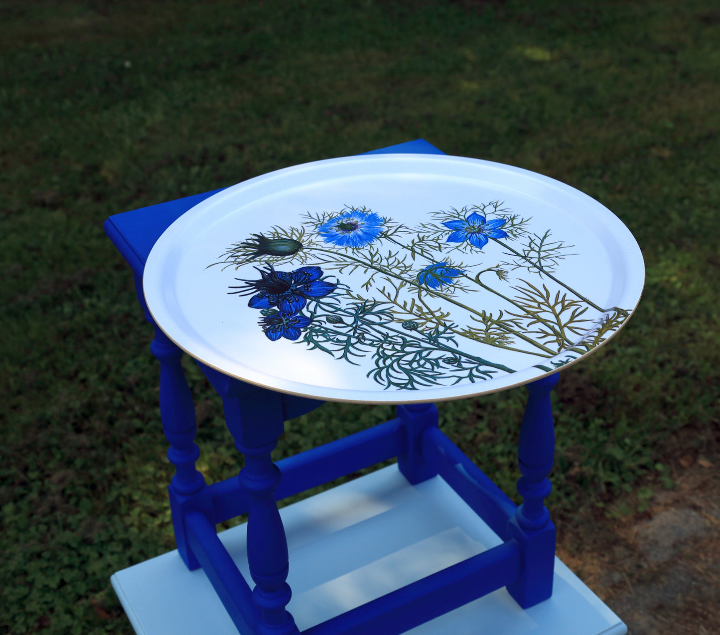 Rundes Holztablett mit Blumenmotiven - Koustrup & Co Dekotablett Blau-Weiß