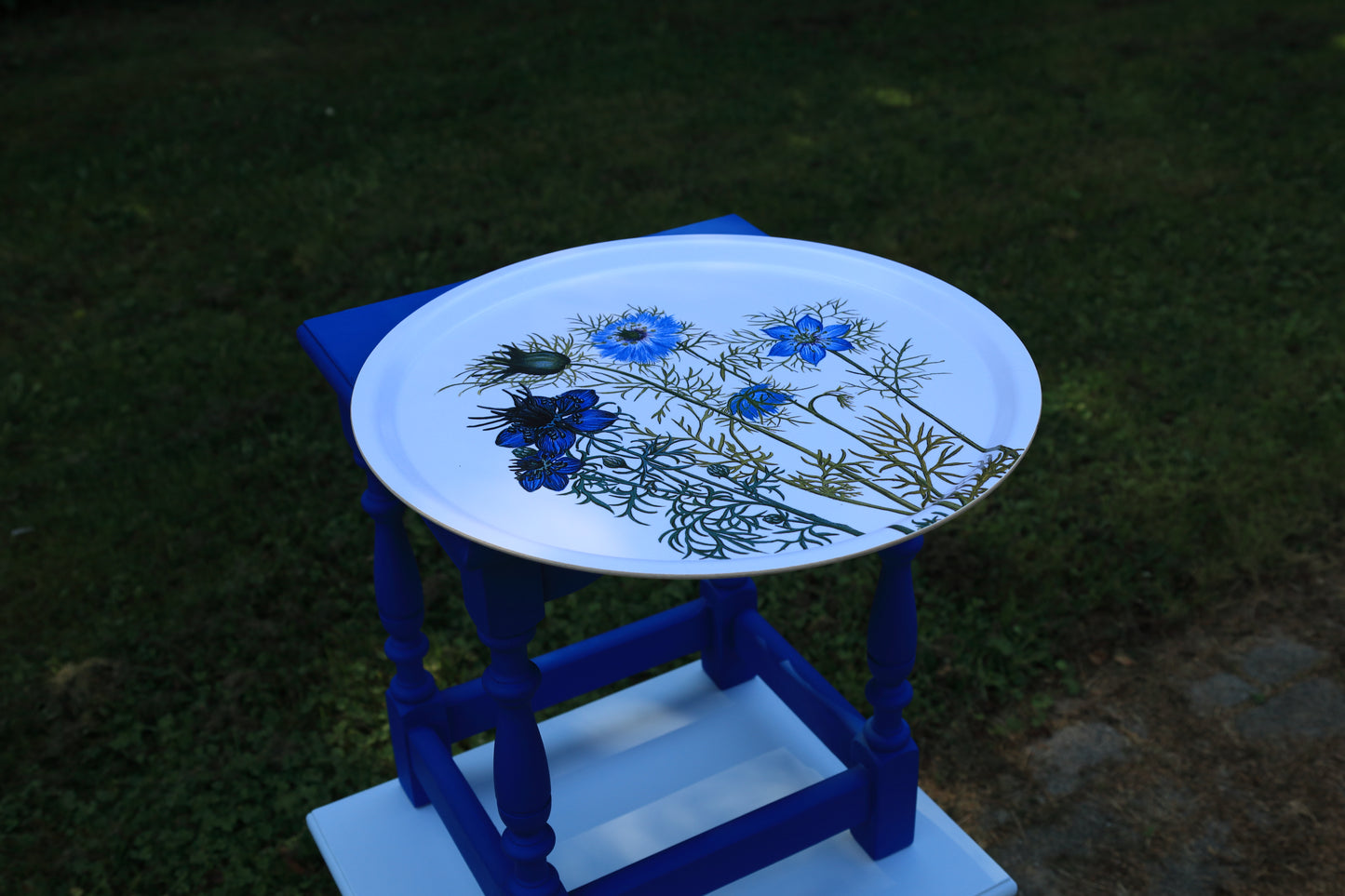 Rundes Holztablett mit Blumenmotiven - Koustrup & Co Dekotablett Blau-Weiß