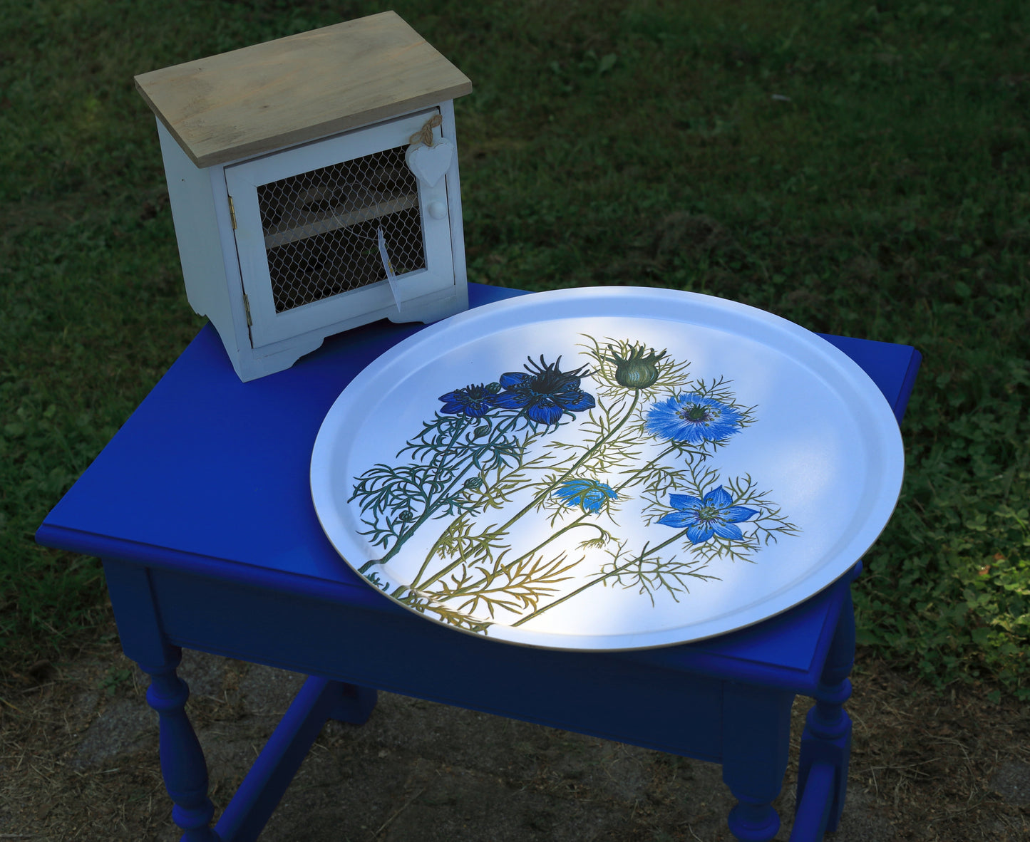 Rundes Holztablett mit Blumenmotiven - Koustrup & Co Dekotablett Blau-Weiß