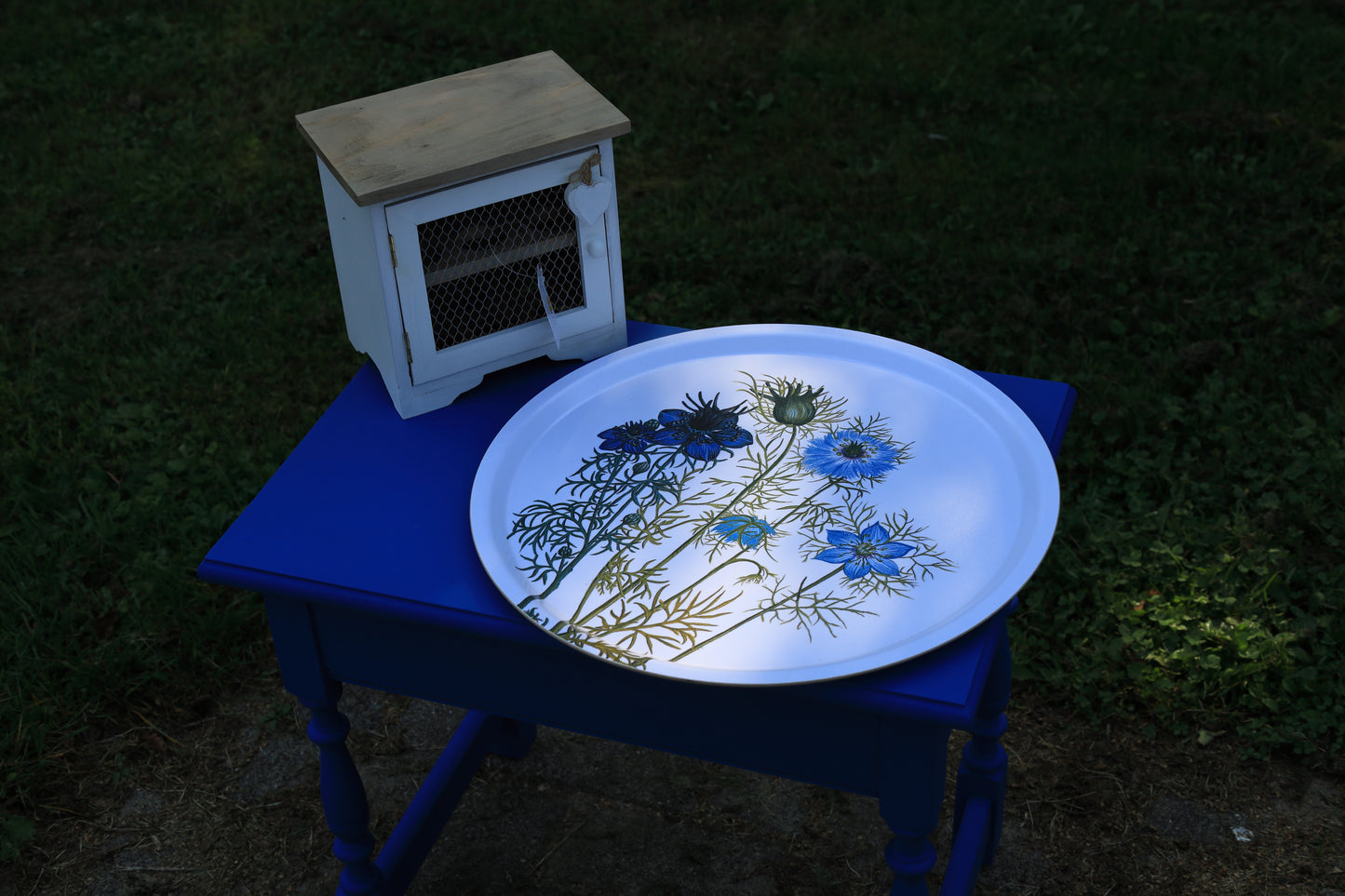 Rundes Holztablett mit Blumenmotiven - Koustrup & Co Dekotablett Blau-Weiß