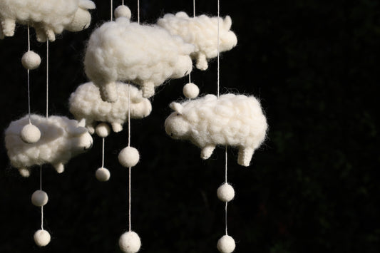Schäfchen Mobile aus Filz – Handgemacht & FairMade für Baby Kinderzimmer