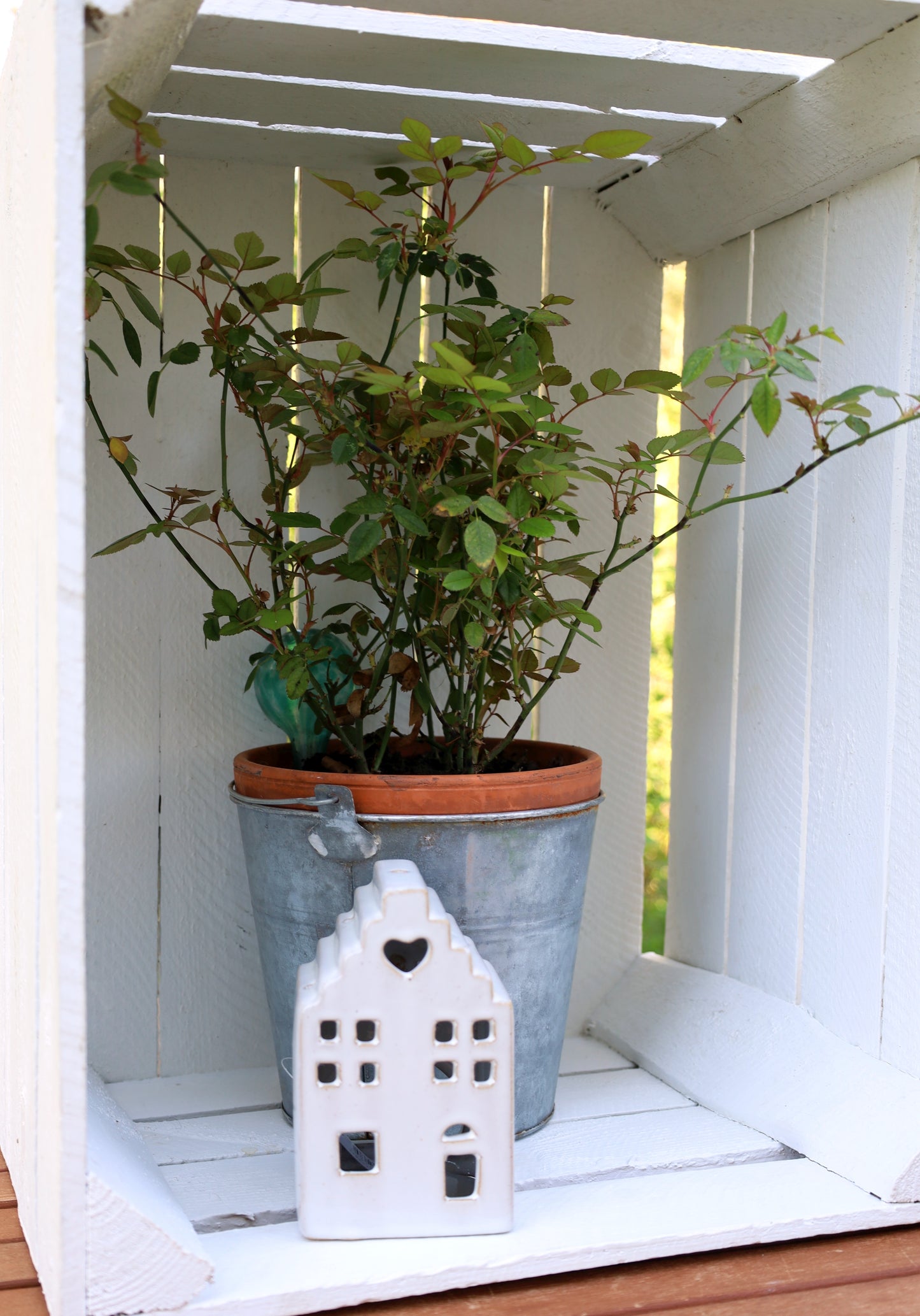 Ceramic tealight holder in the shape of a house