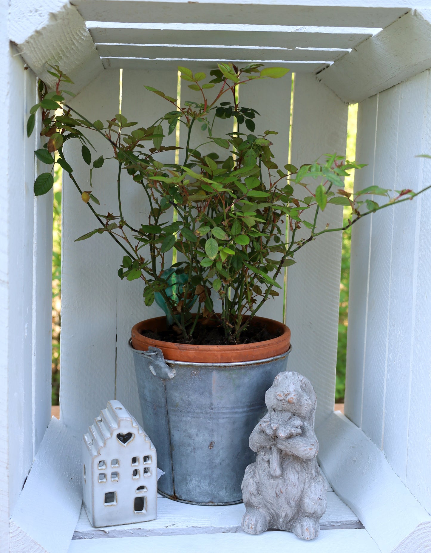 Ceramic tealight holder in the shape of a house