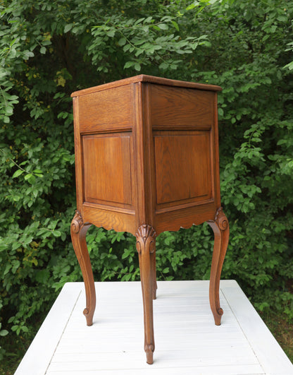 Antiker Nachttisch / Schränkchen im Louise XV - Stil um 1870 - 1890, in Braun aus Holz {{ Shabby Chic und Landhaus Deko }} {{ www.Stein-Alt.de }}