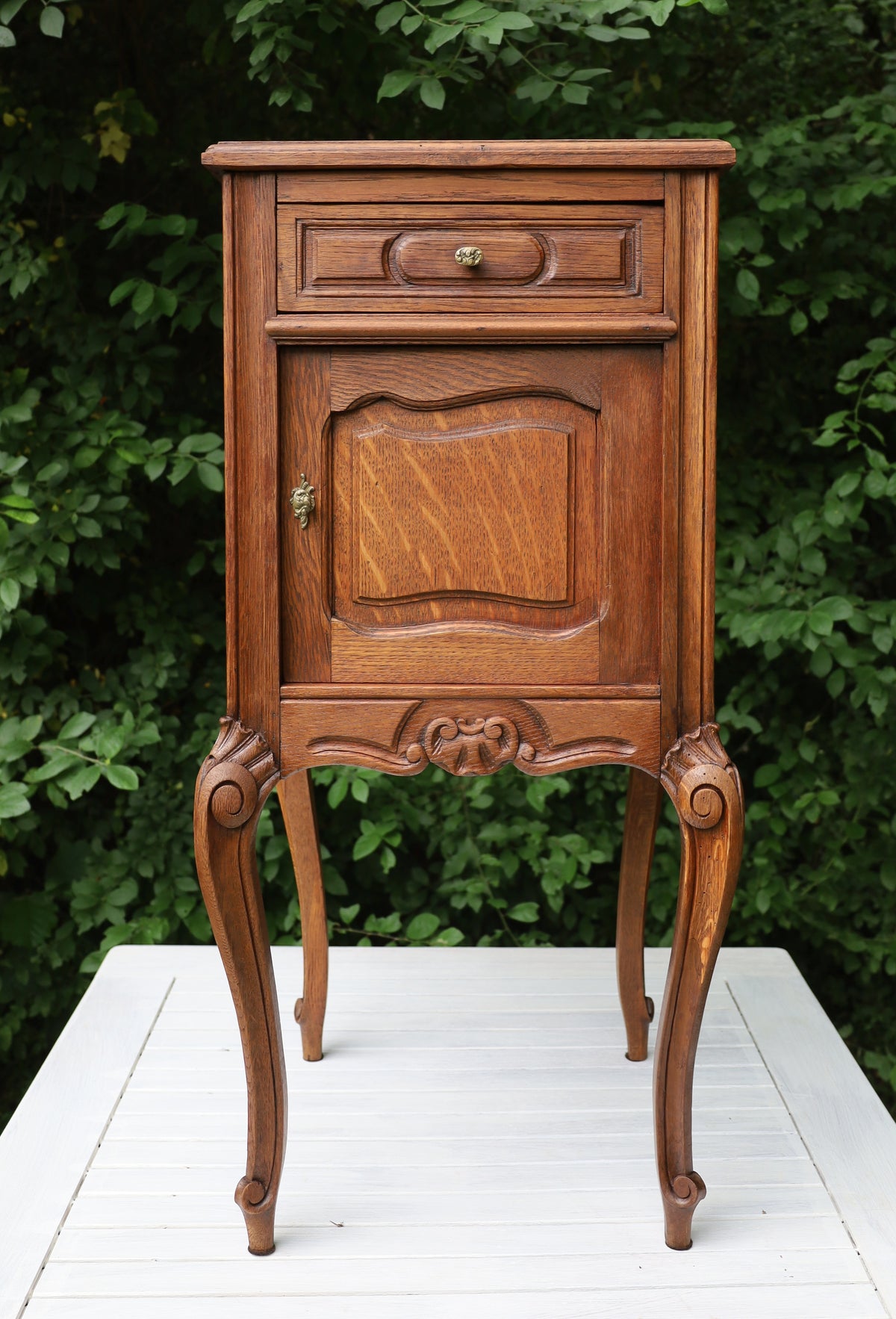 Antiker Nachttisch / Schränkchen im Louise XV - Stil um 1870 - 1890, in Braun aus Holz {{ Shabby Chic und Landhaus Deko }} {{ www.Stein-Alt.de }}