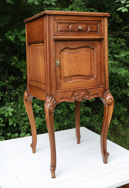 Antiker Nachttisch / Schränkchen im Louise XV - Stil um 1870 - 1890, in Braun aus Holz {{ Shabby Chic und Landhaus Deko }} {{ www.Stein-Alt.de }}