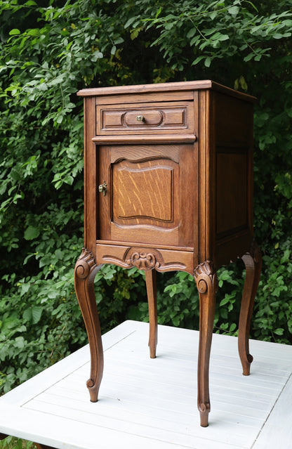 Antiker Nachttisch / Schränkchen im Louise XV - Stil um 1870 - 1890, in Braun aus Holz {{ Shabby Chic und Landhaus Deko }} {{ www.Stein-Alt.de }}