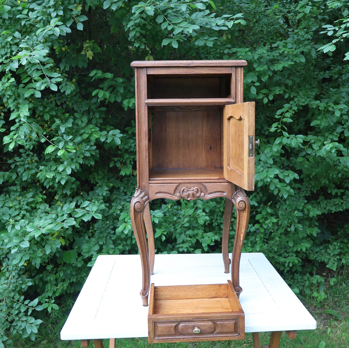 Antiker Nachttisch / Schränkchen im Louise XV - Stil um 1870 - 1890, in Braun aus Holz {{ Shabby Chic und Landhaus Deko }} {{ www.Stein-Alt.de }}
