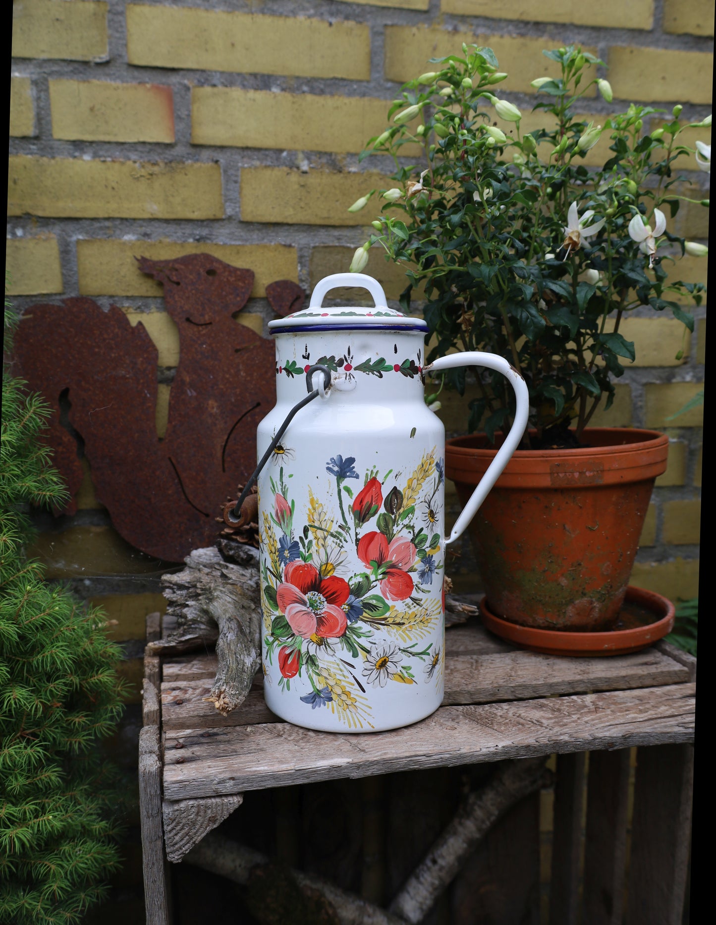 Vintage Emaille-Milchkanne mit Bauernmalerei