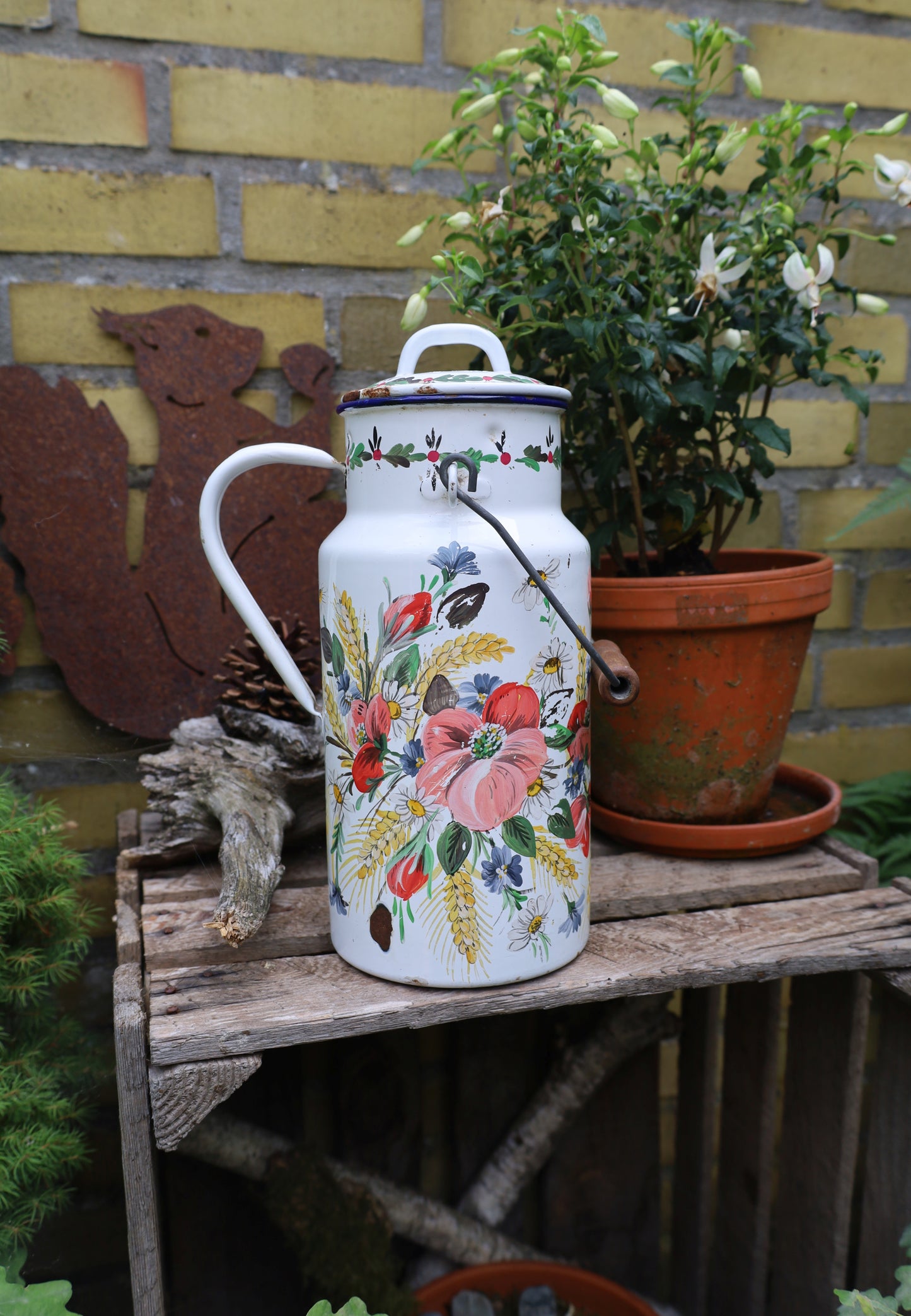 Vintage Emaille-Milchkanne mit Bauernmalerei