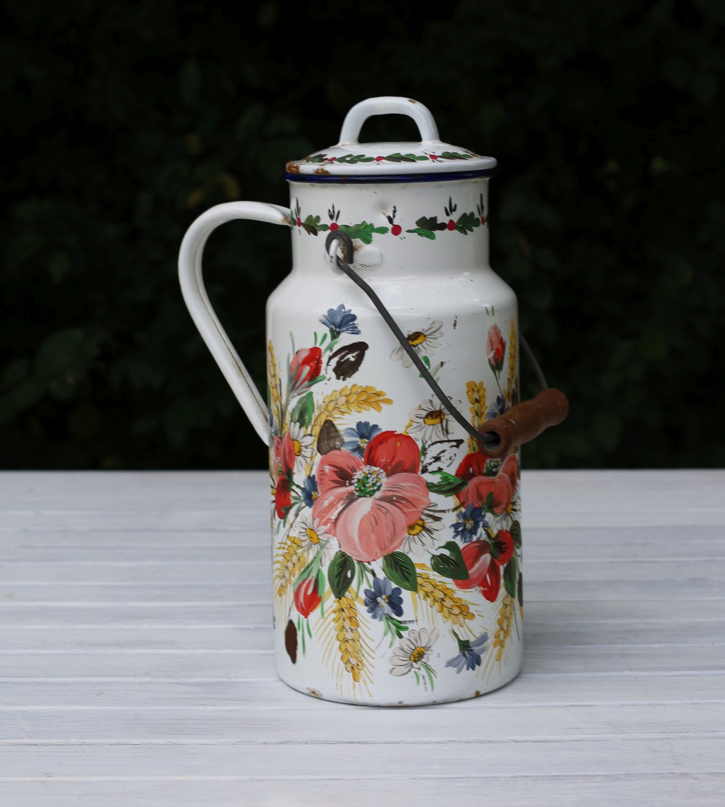 Vintage Emaille-Milchkanne mit Bauernmalerei