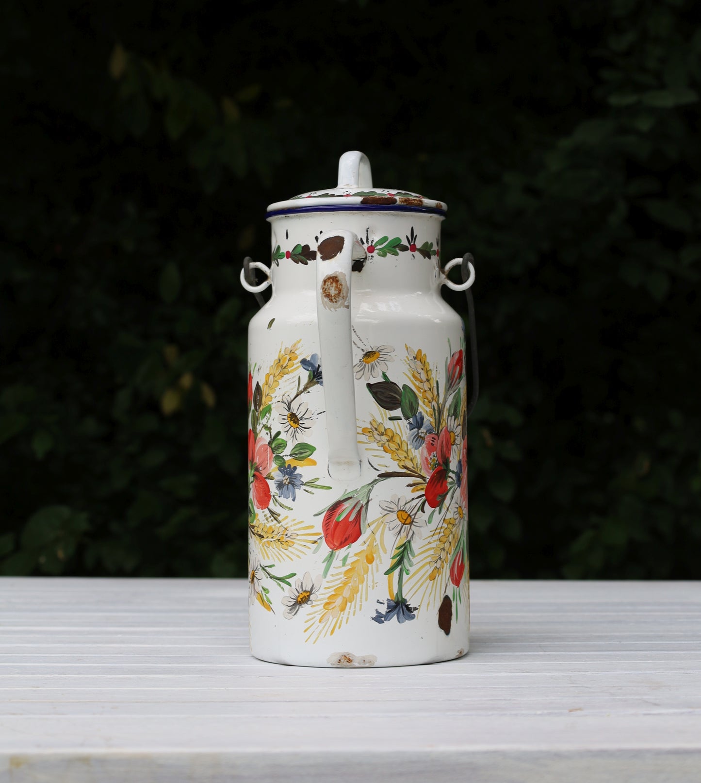 Vintage Emaille-Milchkanne mit Bauernmalerei