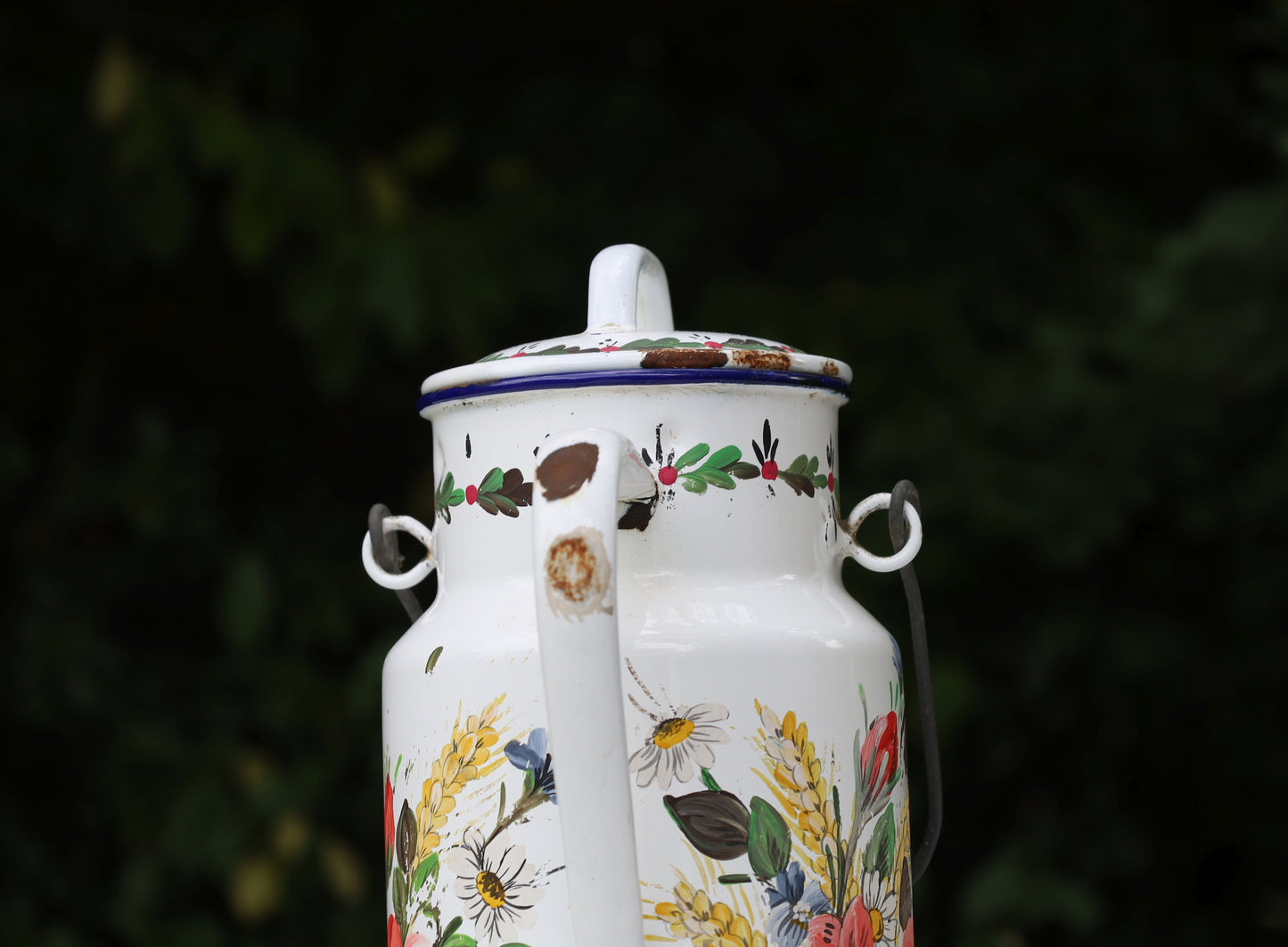 Vintage Emaille-Milchkanne mit Bauernmalerei