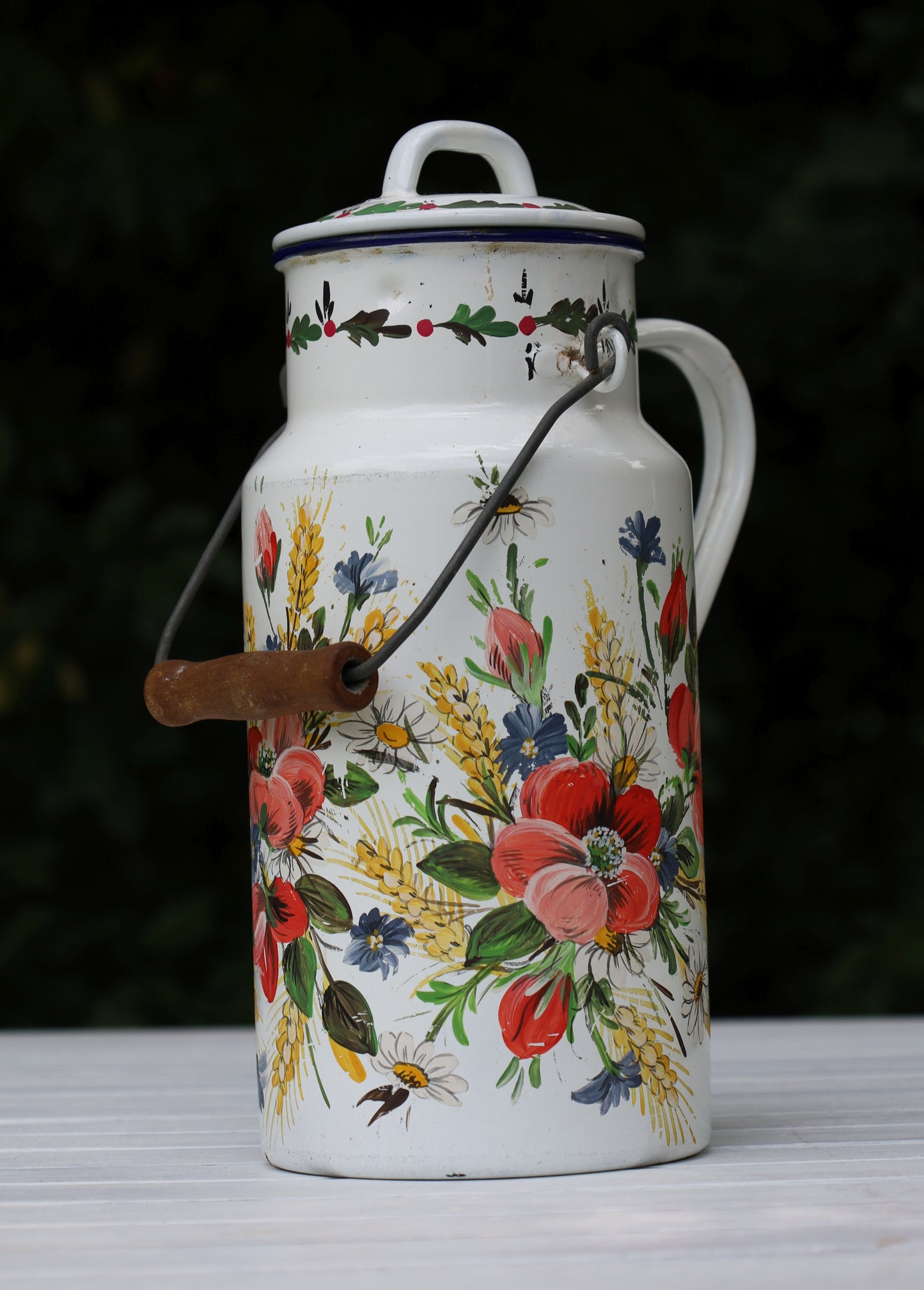 Vintage Emaille-Milchkanne mit Bauernmalerei