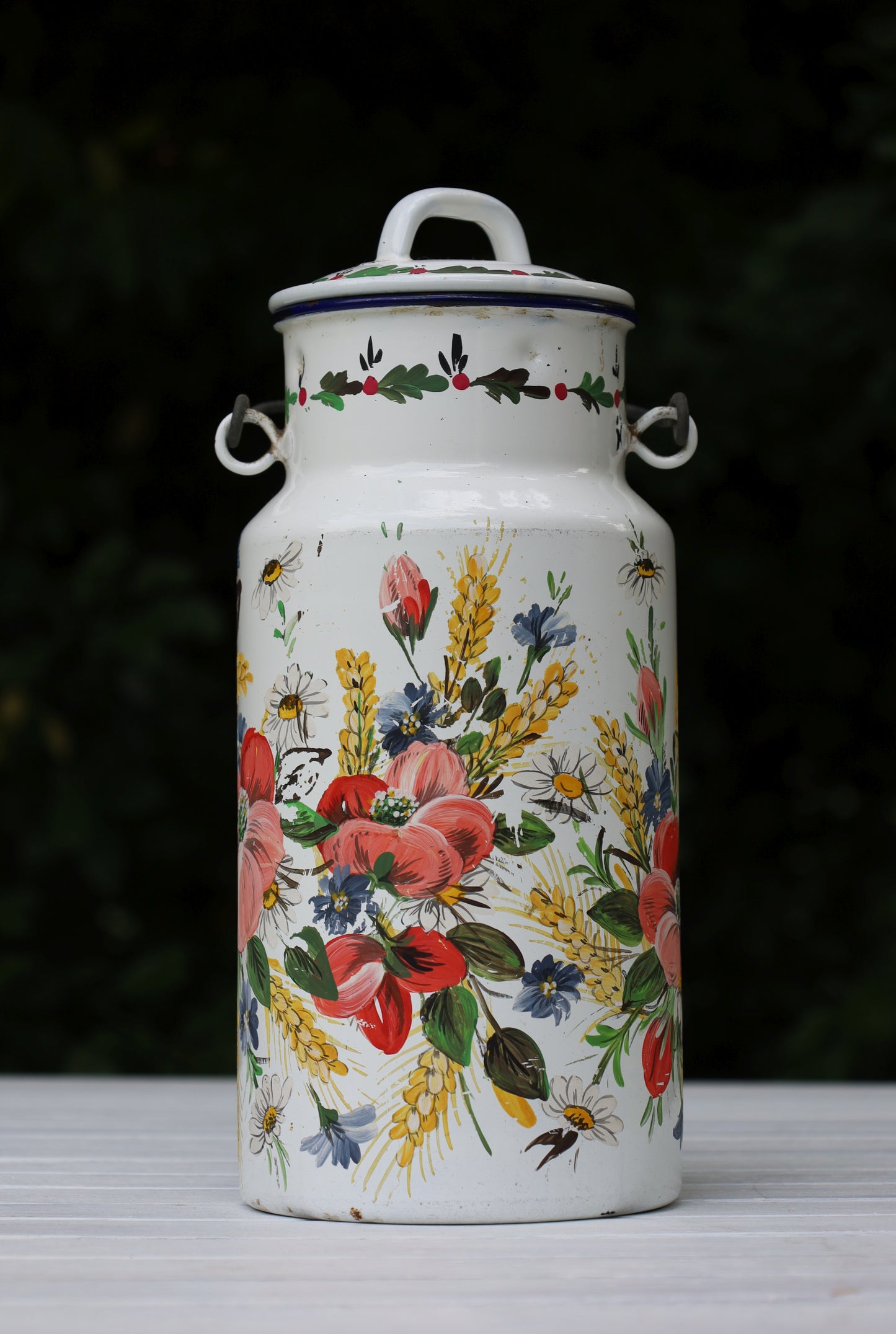 Vintage Emaille-Milchkanne mit Bauernmalerei