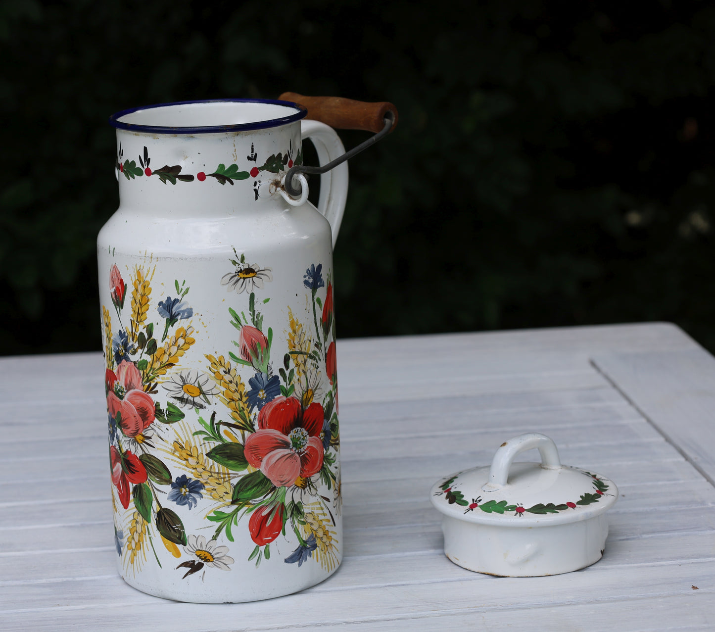 Vintage Emaille-Milchkanne mit Bauernmalerei