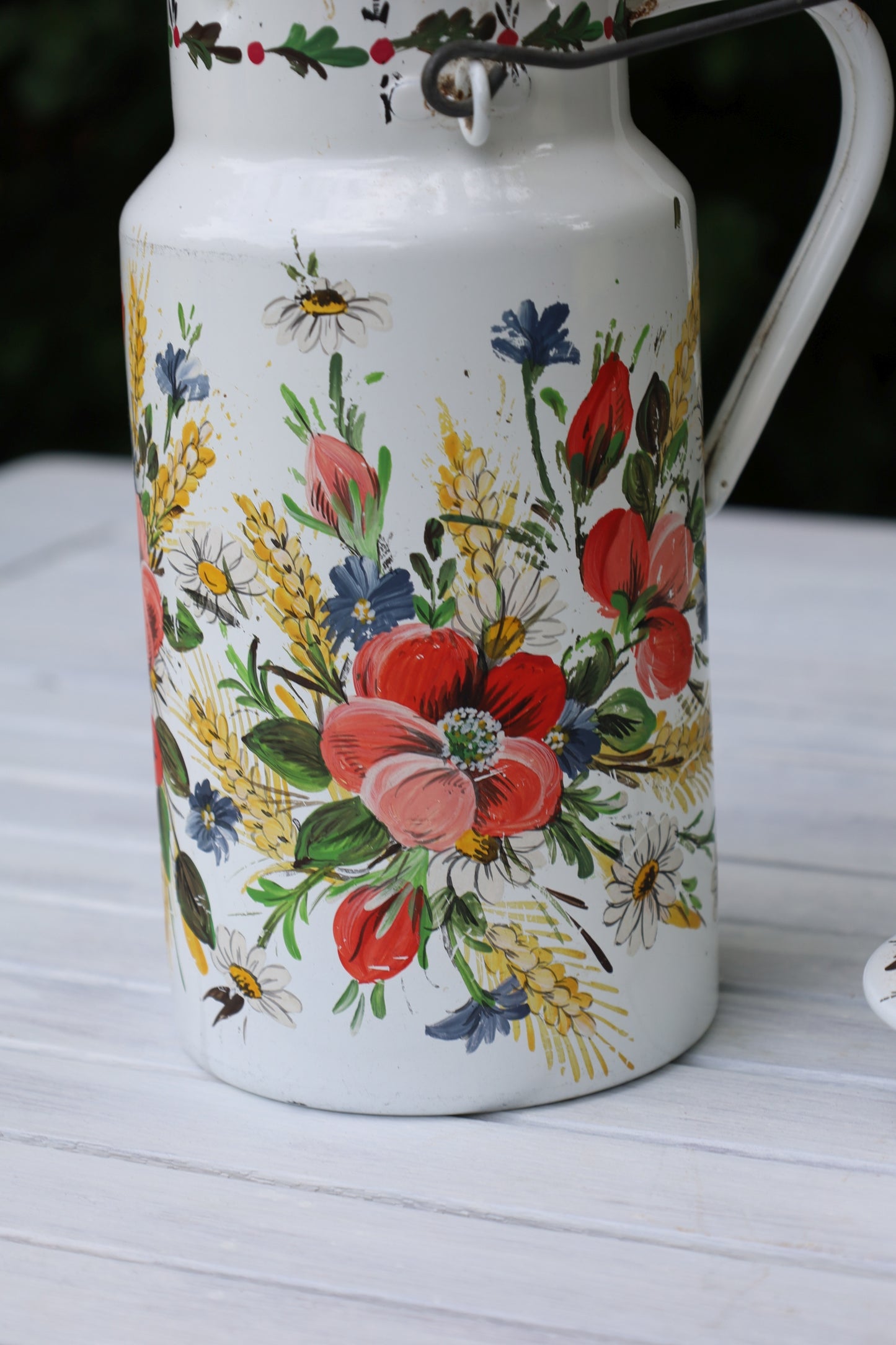 Vintage Emaille-Milchkanne mit Bauernmalerei