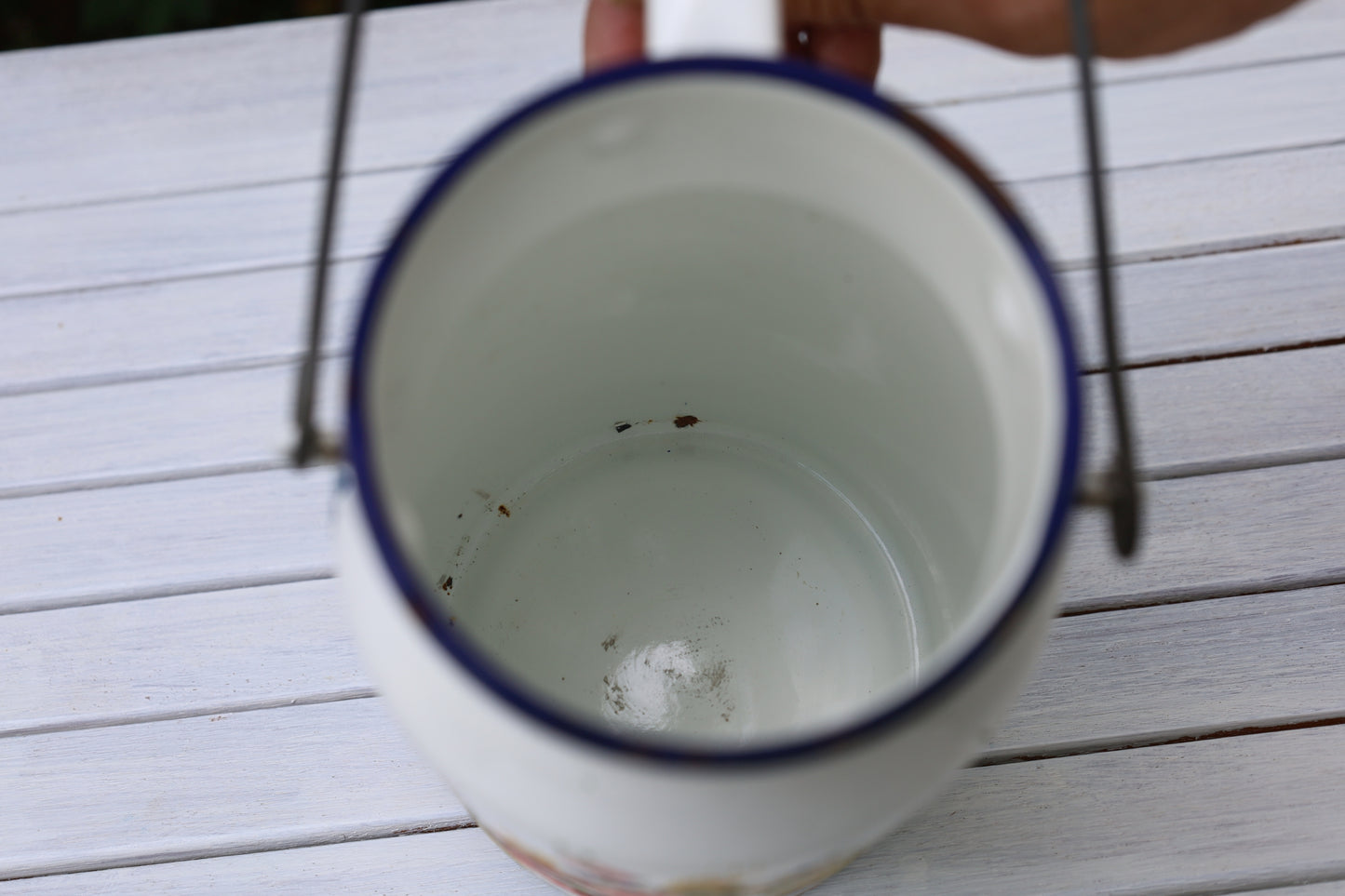 Vintage Emaille-Milchkanne mit Bauernmalerei