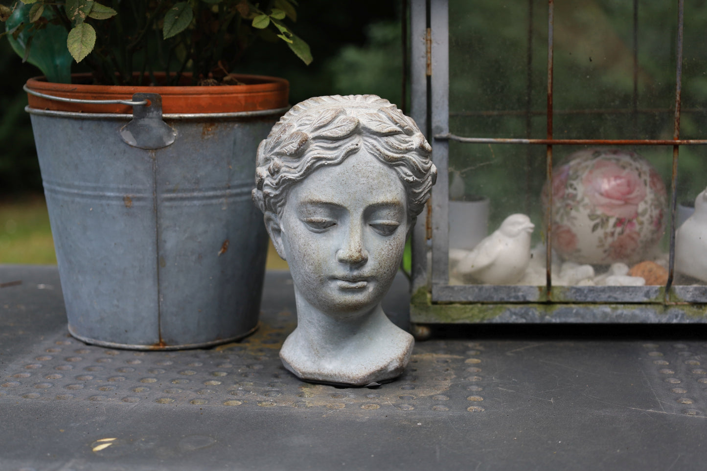 Frauen-Büste Steinguss Grau 12x11x17 cm - Wetterfeste Gartendeko im Shabby Chic