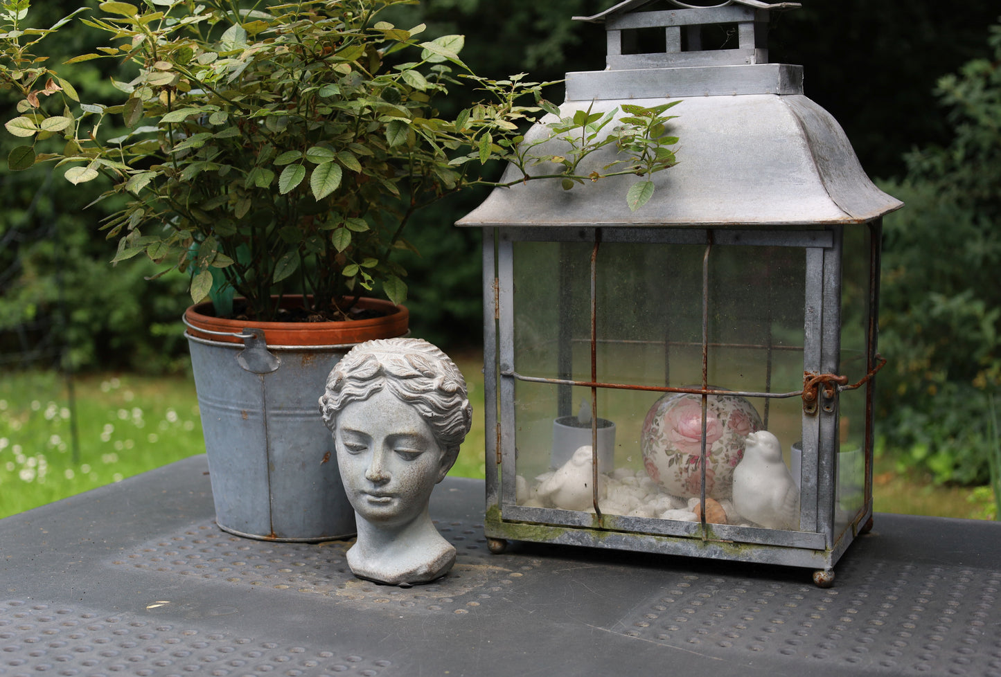 Frauen-Büste Steinguss Grau 12x11x17 cm - Wetterfeste Gartendeko im Shabby Chic