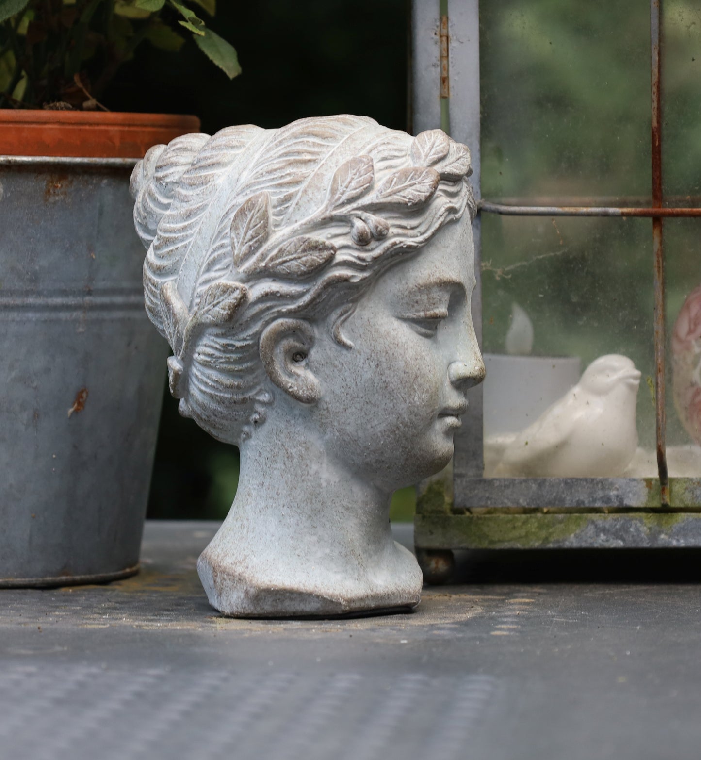 Frauen-Büste Steinguss Grau 12x11x17 cm - Wetterfeste Gartendeko im Shabby Chic