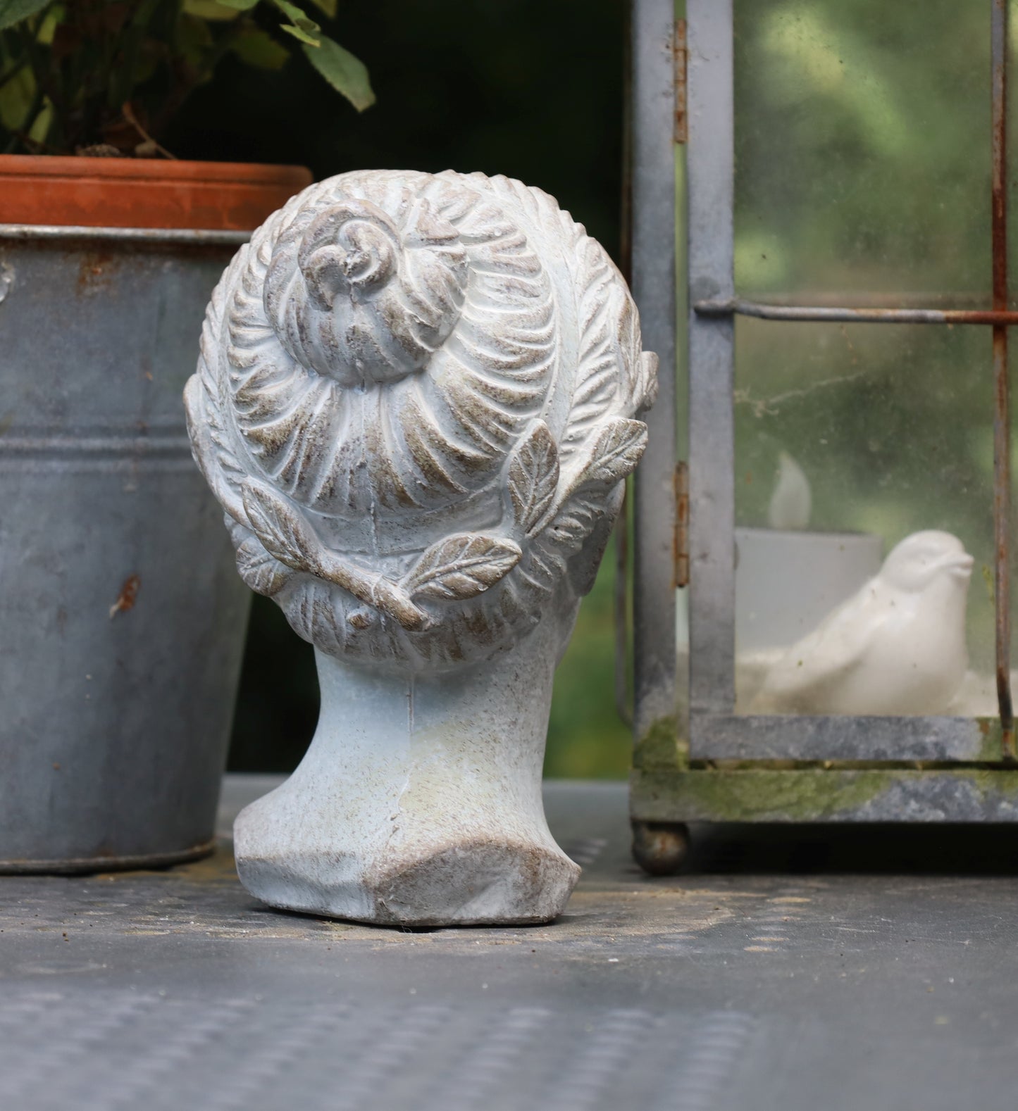 Frauen-Büste Steinguss Grau 12x11x17 cm - Wetterfeste Gartendeko im Shabby Chic