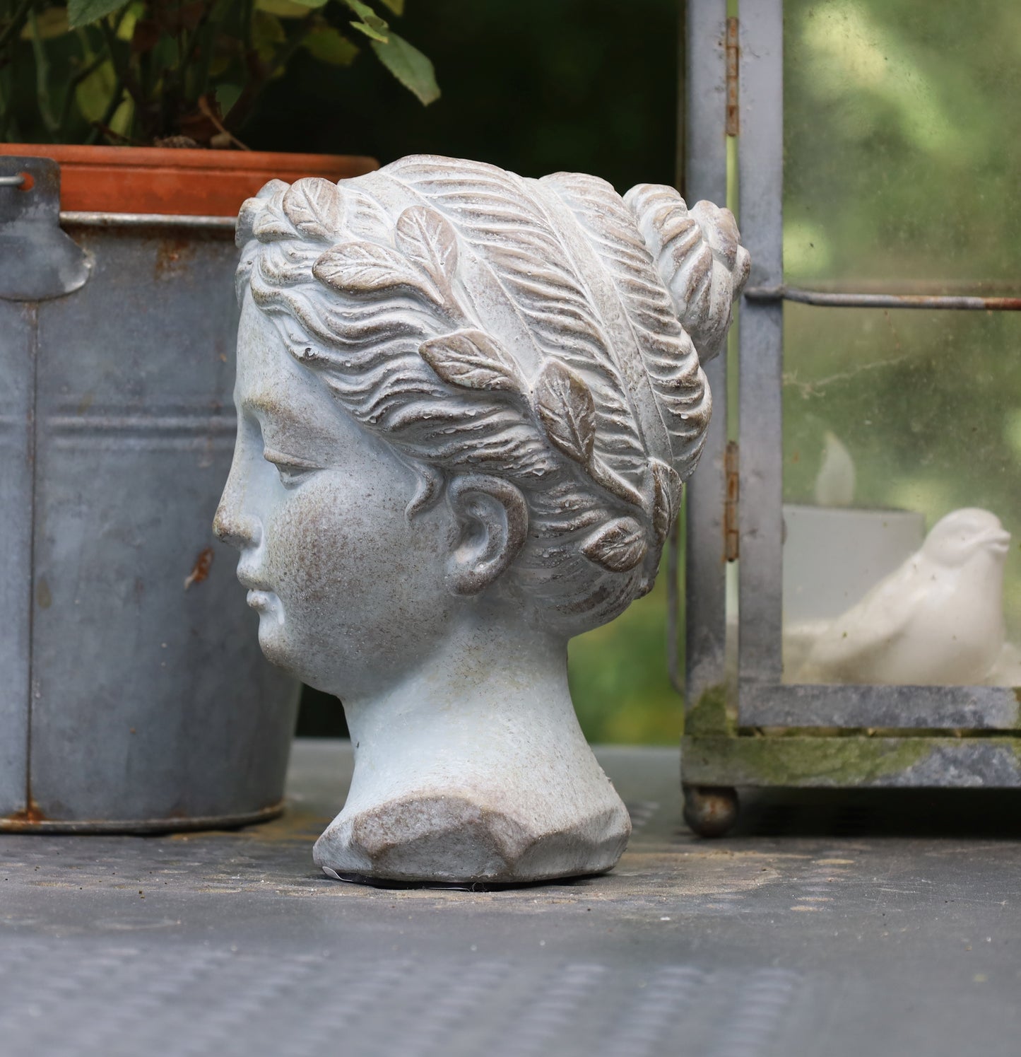 Frauen-Büste Steinguss Grau 12x11x17 cm - Wetterfeste Gartendeko im Shabby Chic