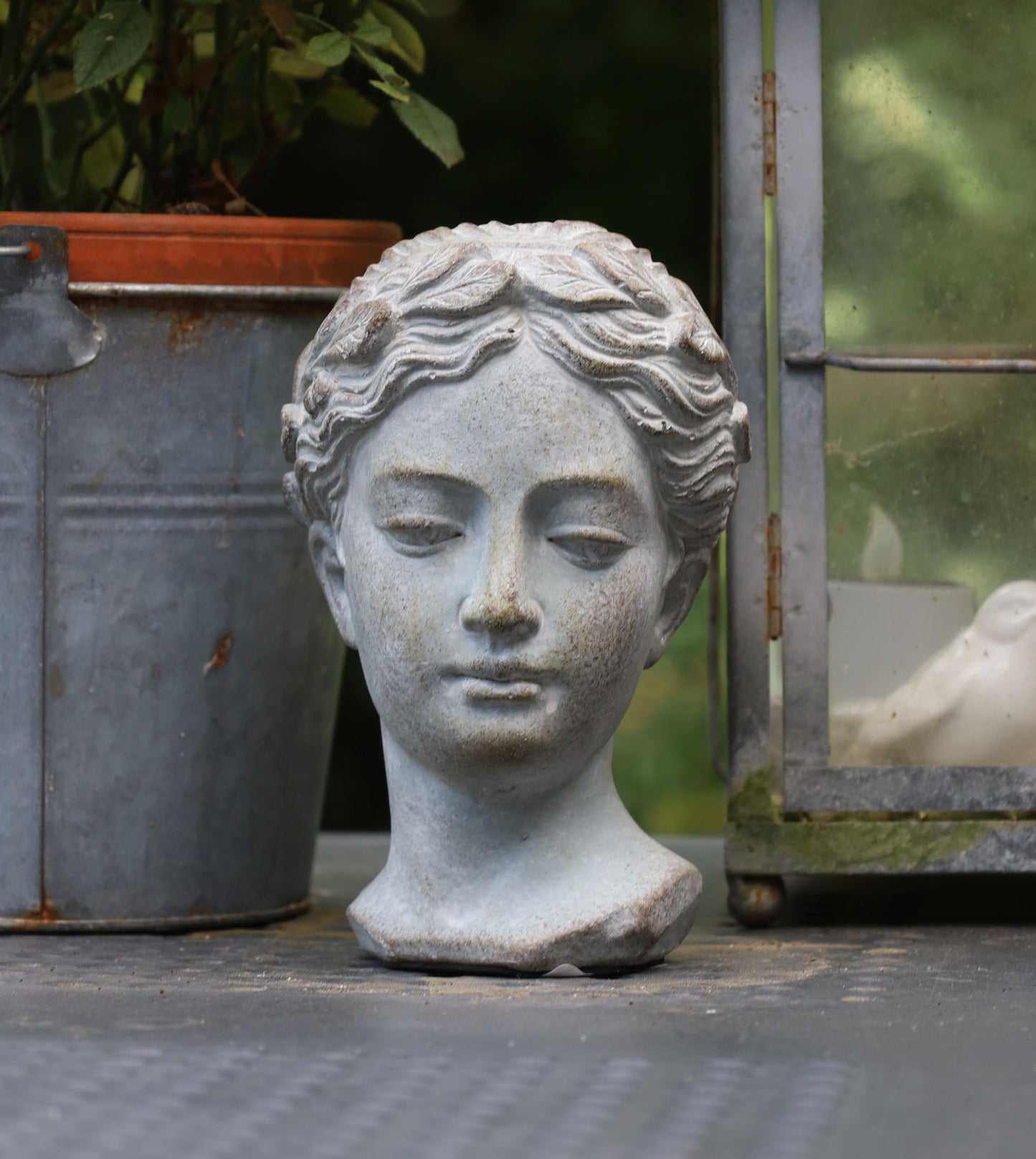 Frauen-Büste Steinguss Grau 12x11x17 cm - Wetterfeste Gartendeko im Shabby Chic