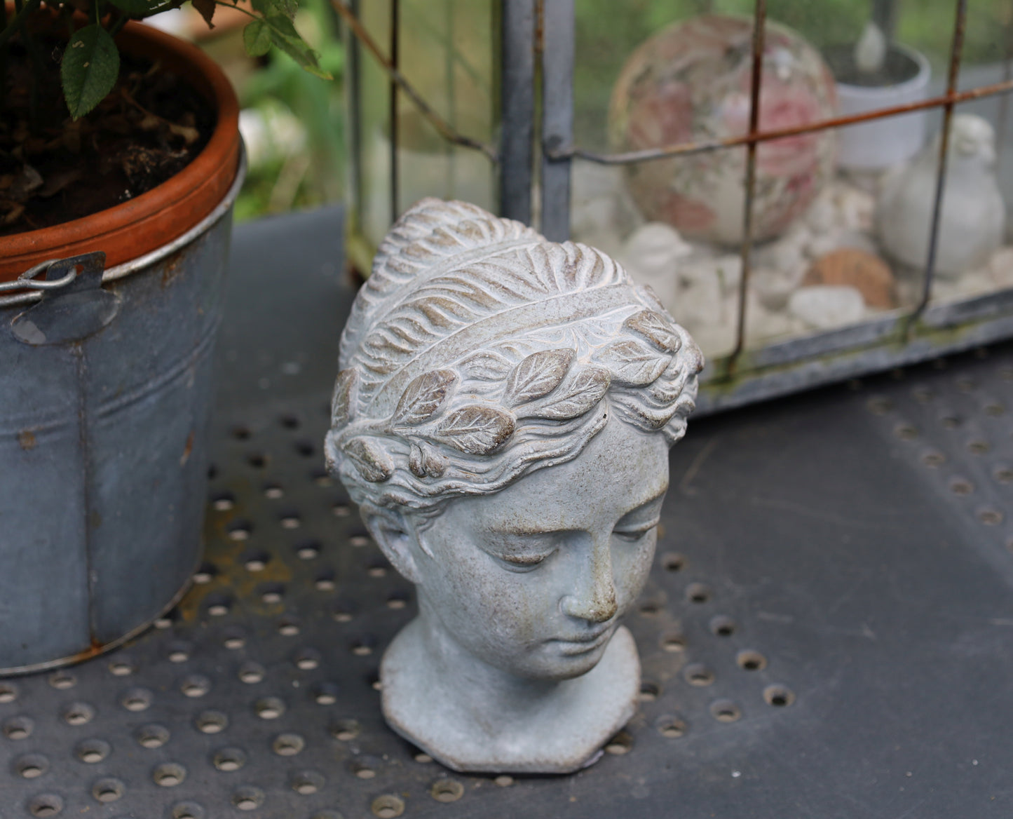 Frauen-Büste Steinguss Grau 12x11x17 cm - Wetterfeste Gartendeko im Shabby Chic