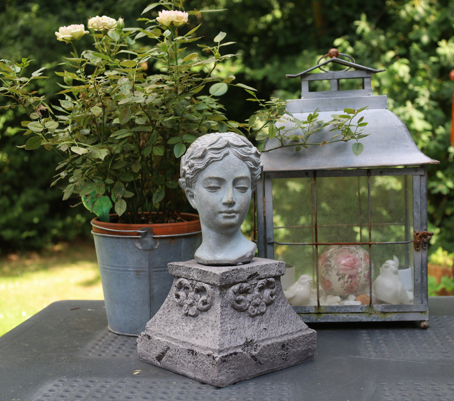 Frauen-Büste Steinguss Grau 12x11x17 cm - Wetterfeste Gartendeko im Shabby Chic