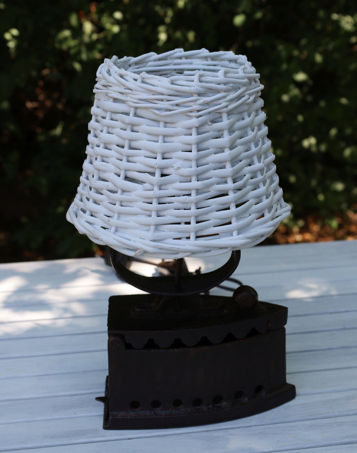 Tischleuchte aus altem Bügeleisen mit rotkariertem Lampenschirm