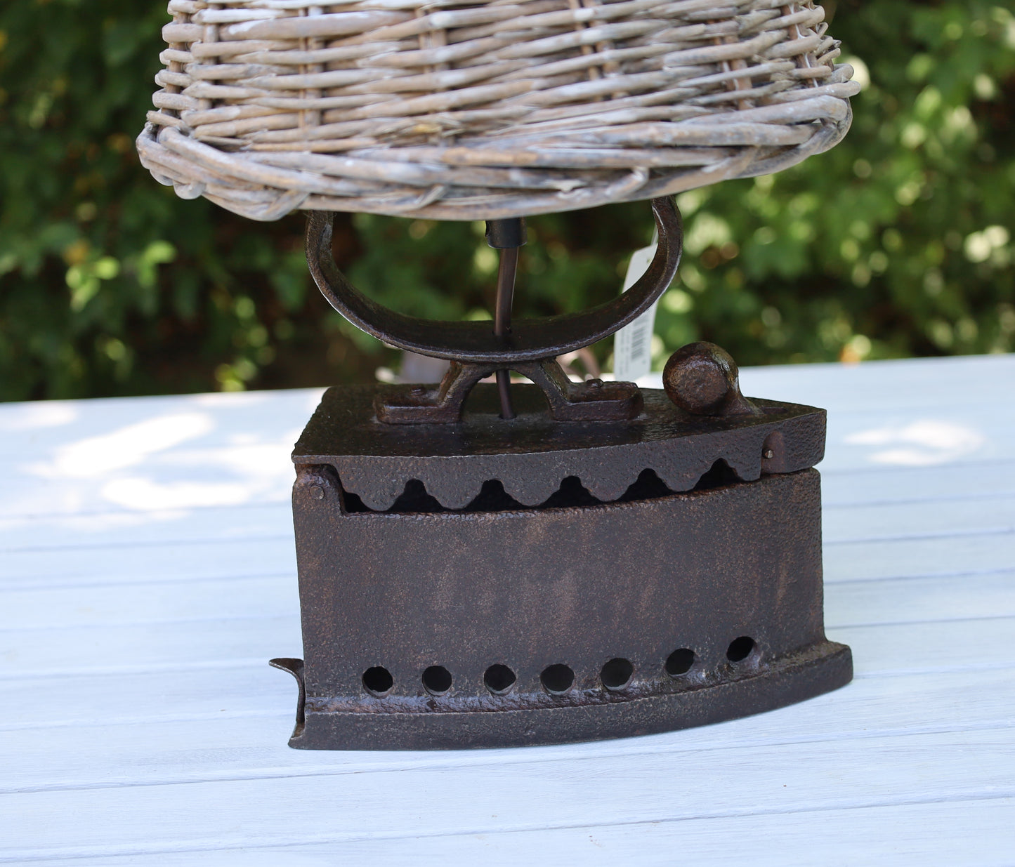 Tischleuchte aus altem Bügeleisen mit rotkariertem Lampenschirm