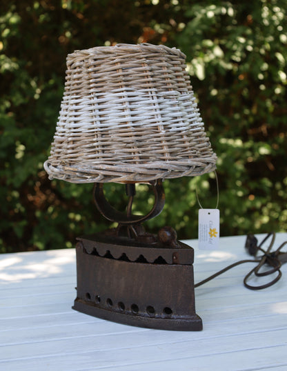 Tischleuchte aus altem Bügeleisen mit rotkariertem Lampenschirm {{ Shabby Chic und Landhaus Deko }} {{ www.Stein-Alt.de }}