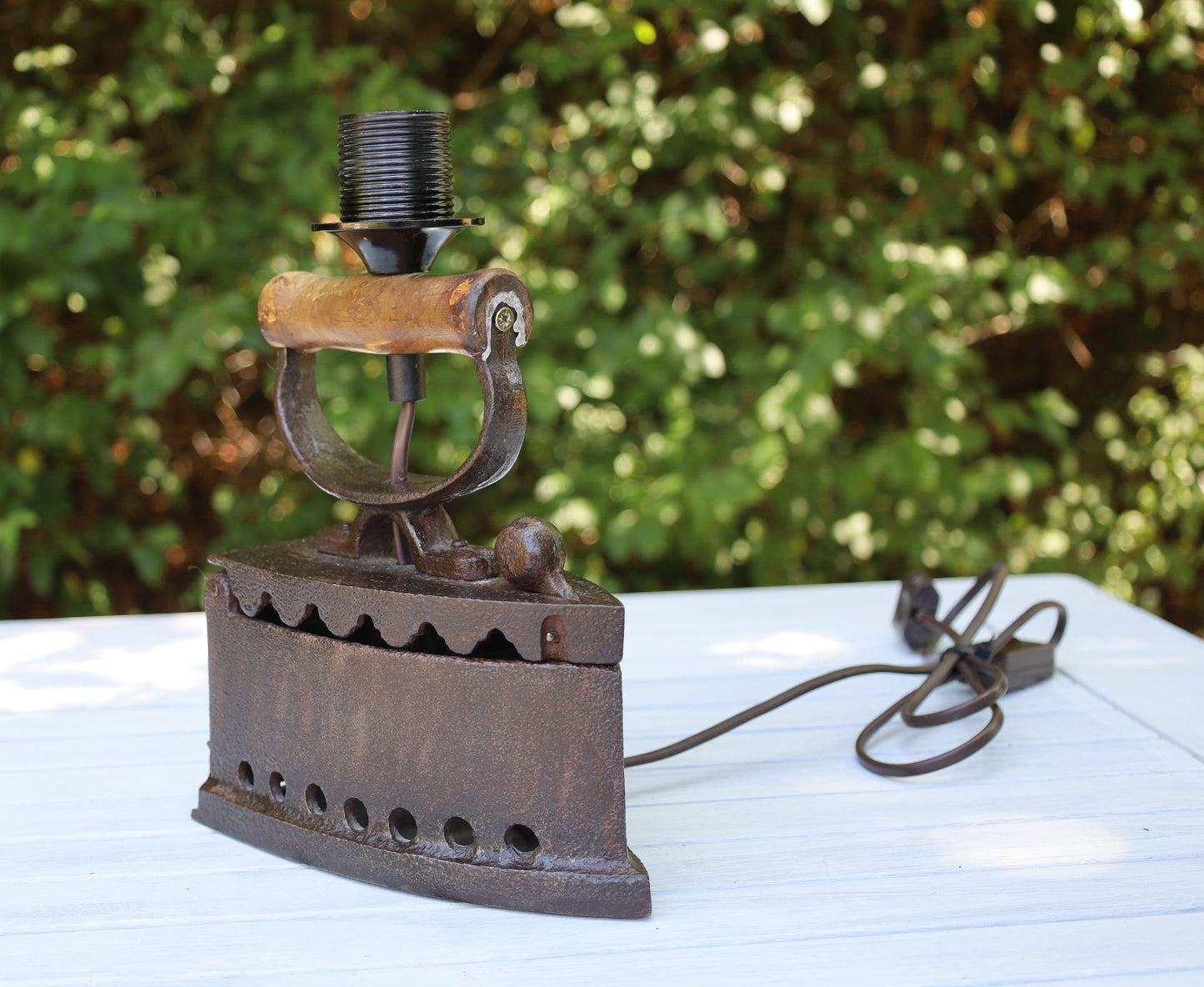 Tischleuchte aus altem Bügeleisen mit rotkariertem Lampenschirm