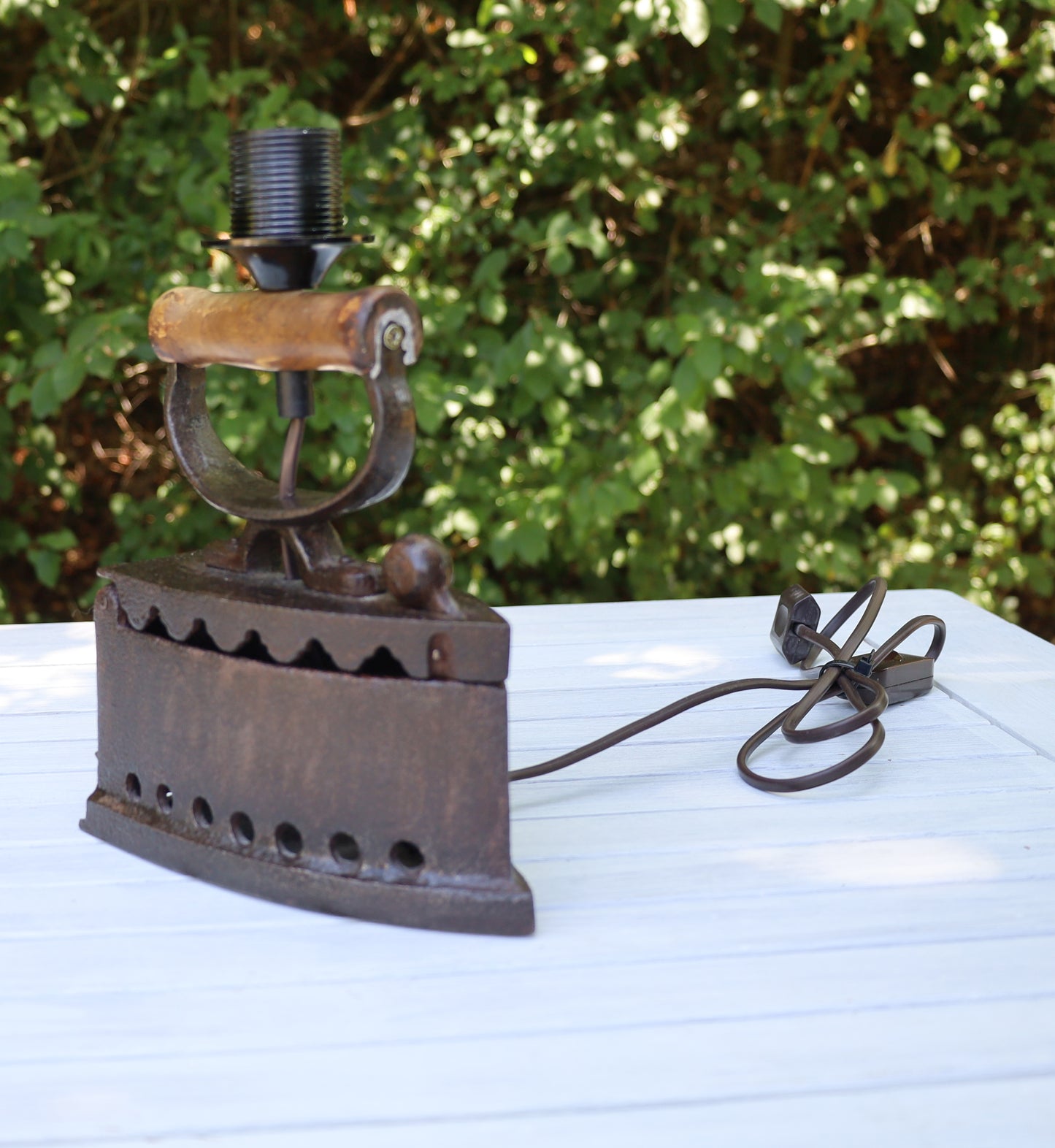 Tischleuchte aus altem Bügeleisen mit rotkariertem Lampenschirm