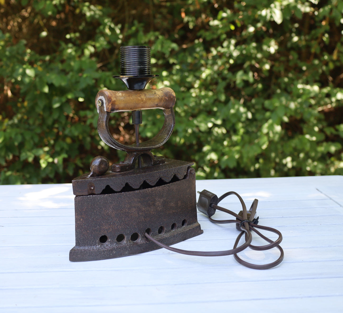 Tischleuchte aus altem Bügeleisen mit rotkariertem Lampenschirm